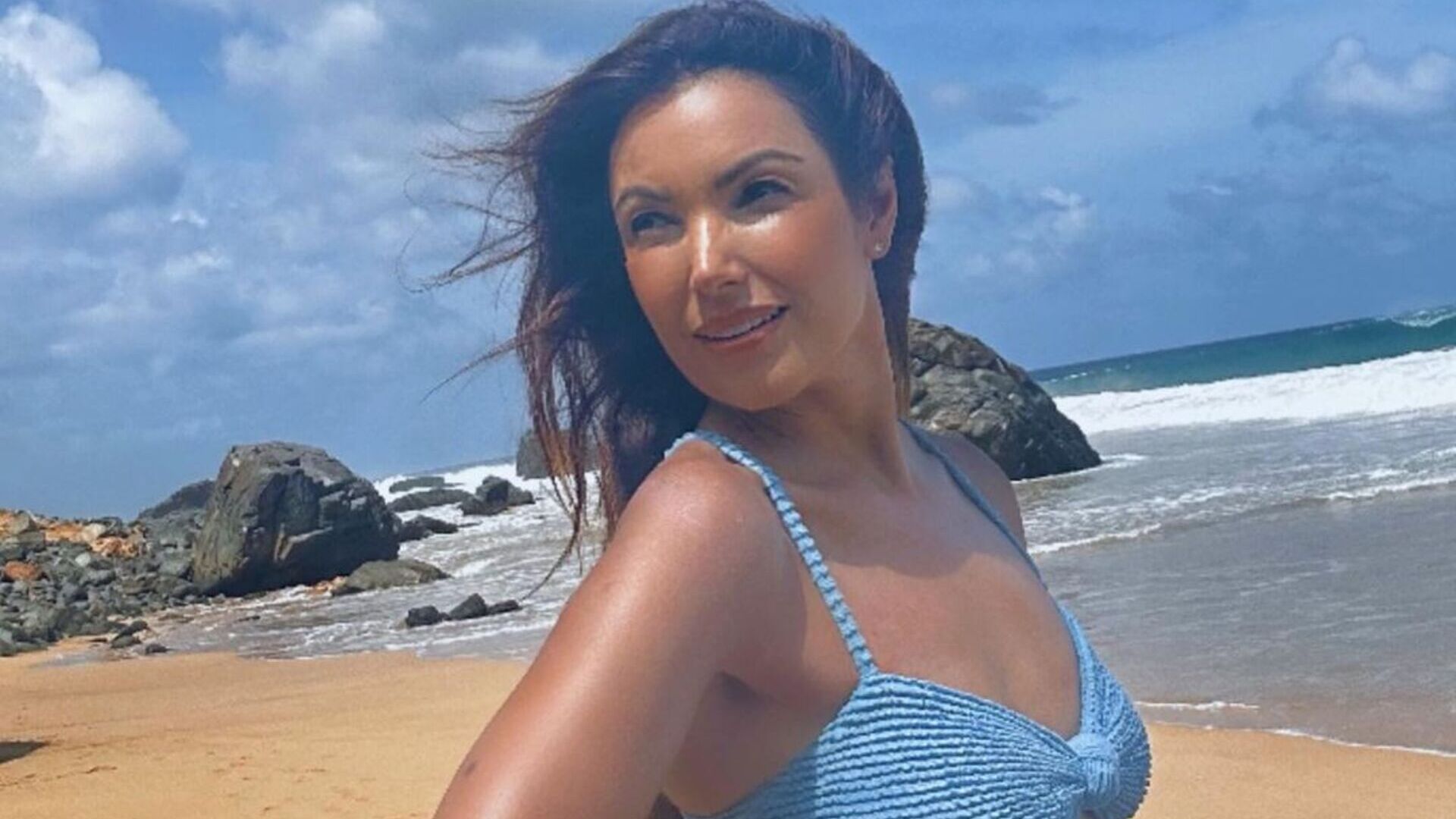 De biquíni azul, Patrícia Poeta rouba cena com bronze perfeito: ”Lindíssima”
