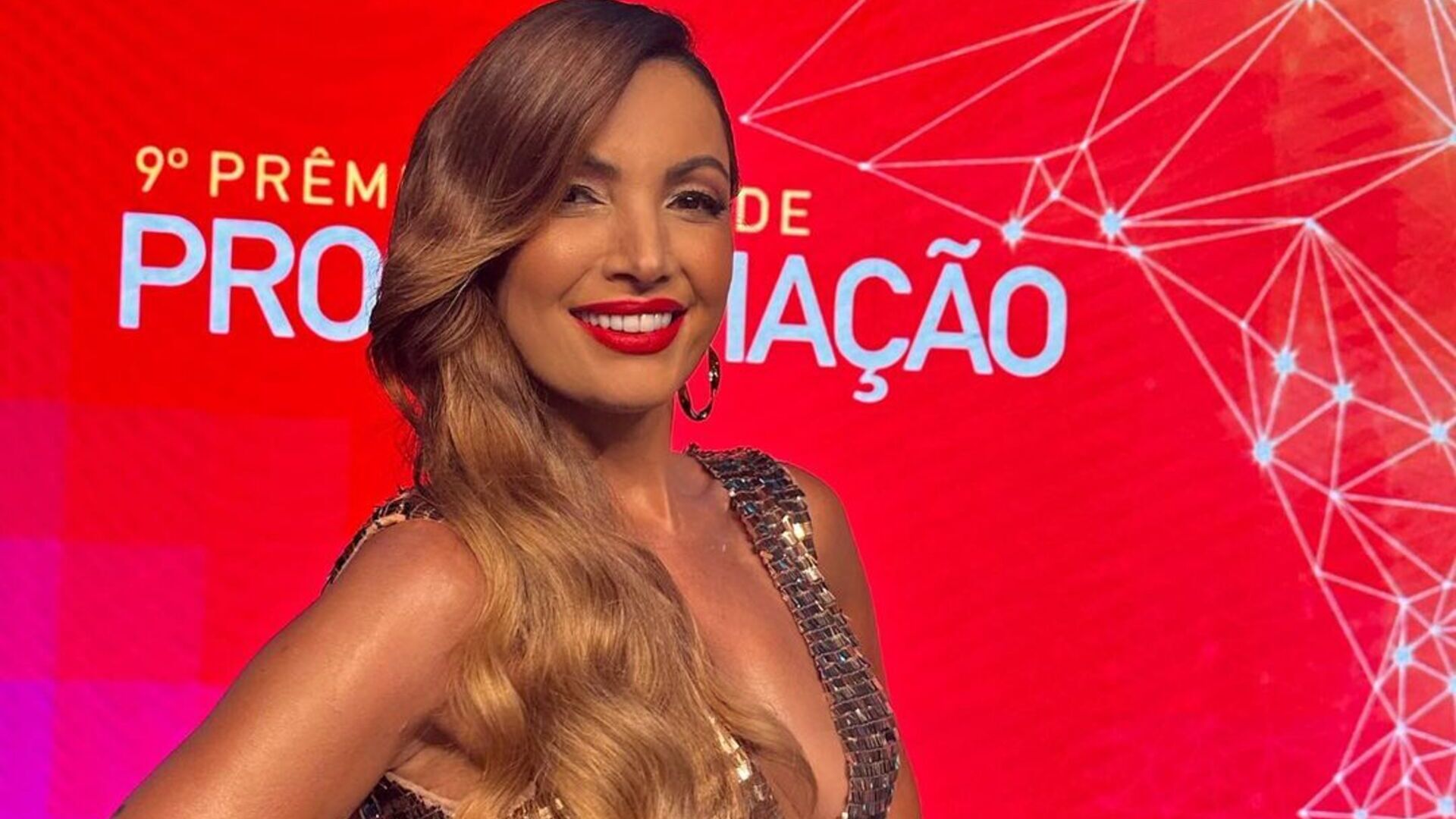 De vestido brilhante decotado, Patrícia Poeta ultrapassa limites da beleza e choca: ”Caraca”
