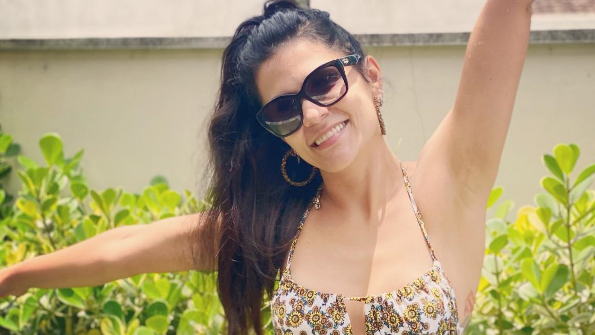 Com biquíni estampado, Paula Barbosa chama atenção ao exibir curvas impecáveis