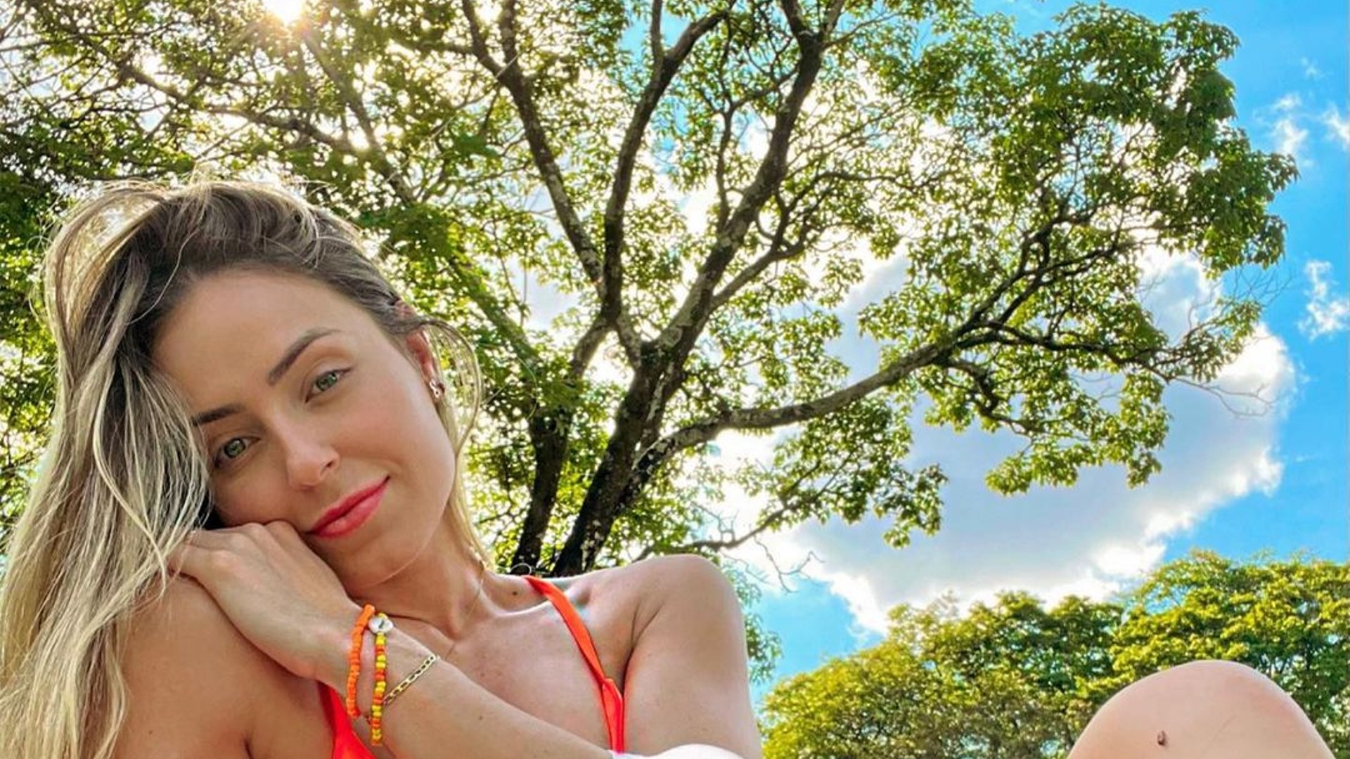 Paula Sperling exibe dia relaxante com micro biquíni em Minas Gerais