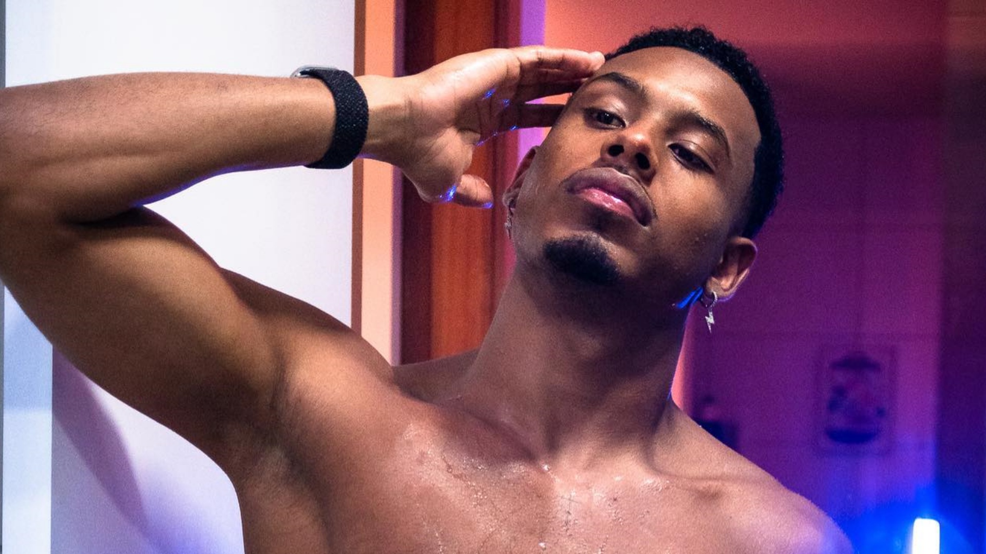 Paulo André deixa os fãs babando ao surgir sem camisa: “Que homem”