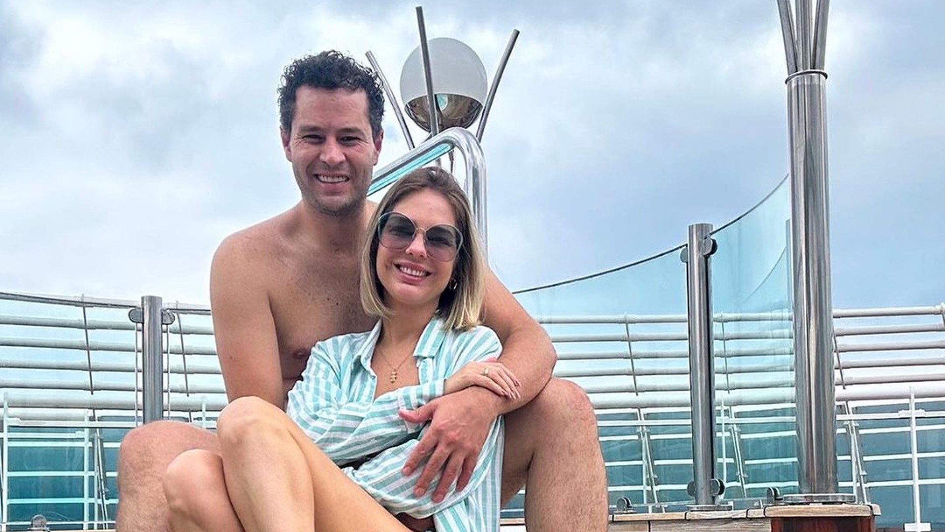 Após crise no casamento, Pedro Leonardo curte show com a esposa em cruzeiro
