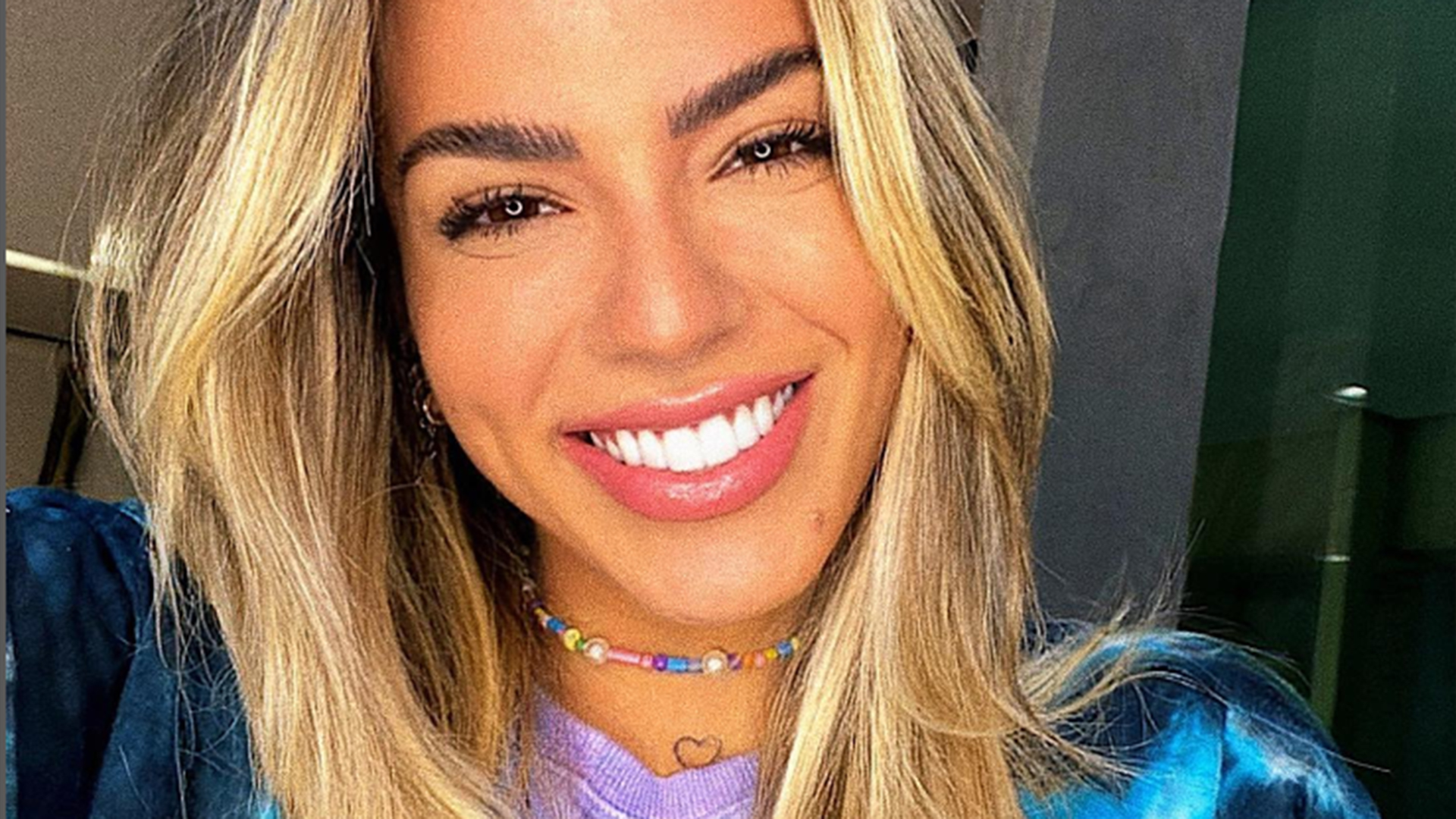 Grávida, Petra Mattar aparece sem roupa para mostrar a barriga
