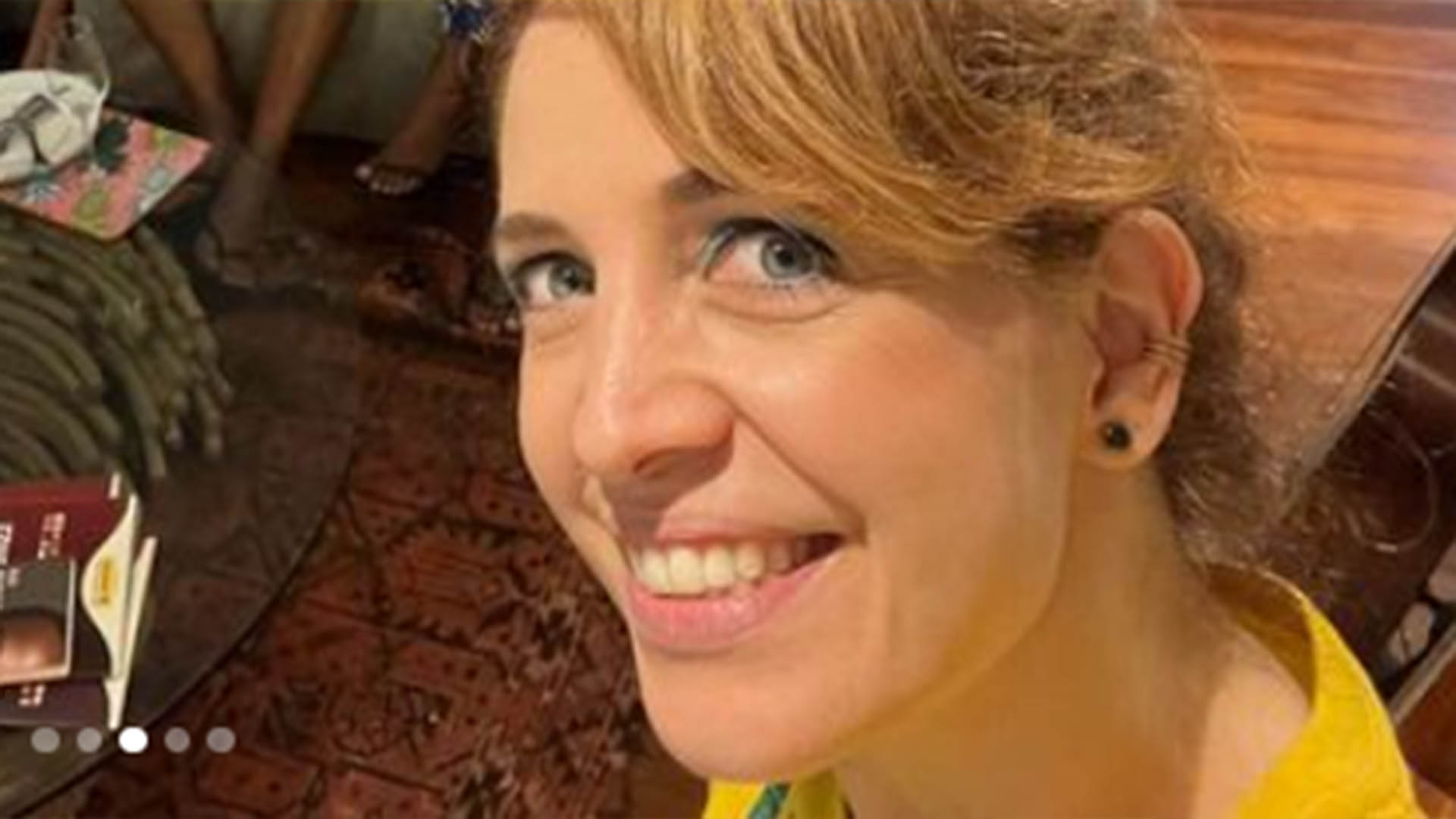 Poliana Abritta exibe estante gigante de sua sala em encontro com Maju Coutinho