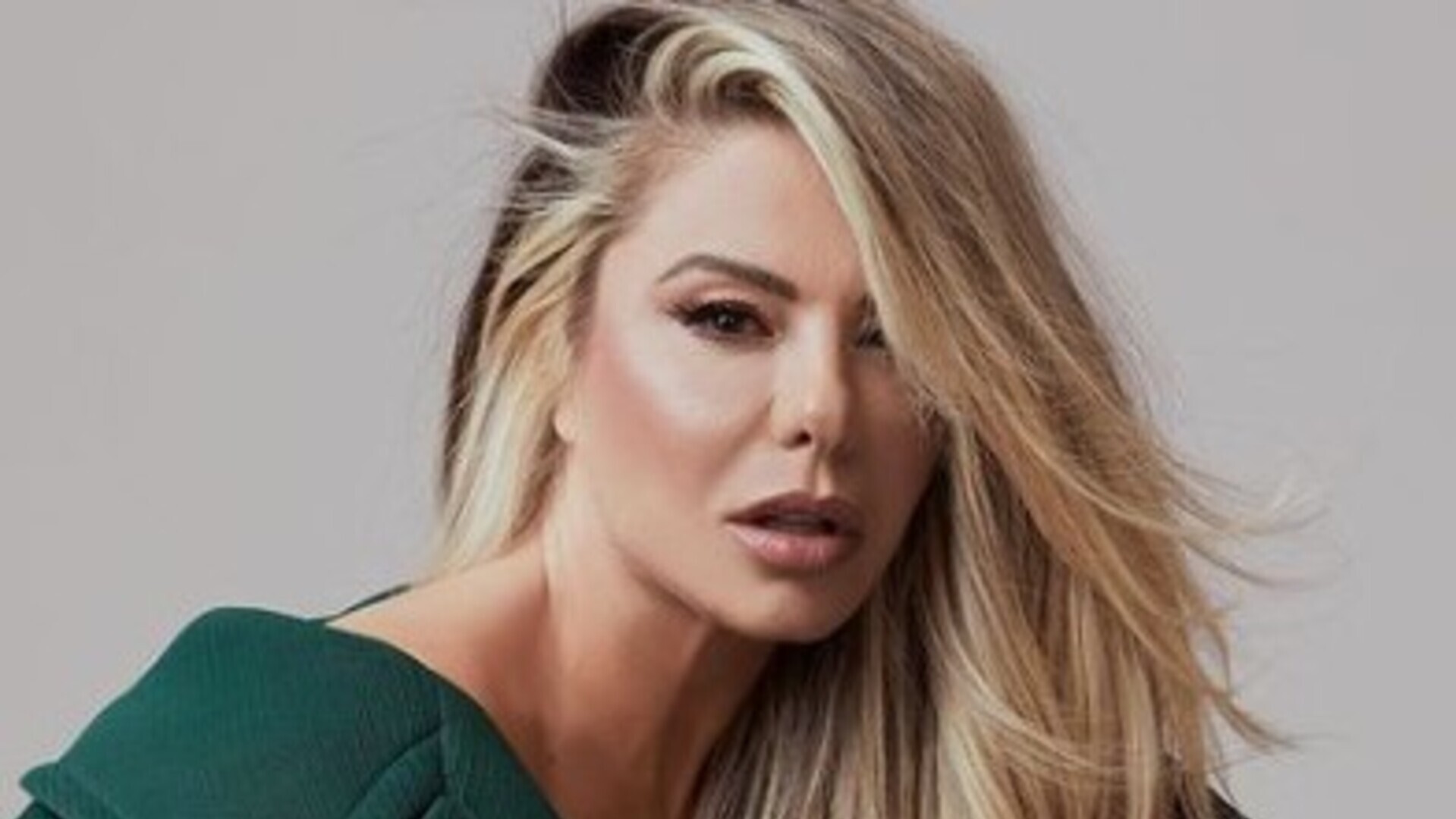 Poliana Rocha exibe boa forma em ensaio fotográfico e tem beleza exaltada por seguidores: “Deusa”
