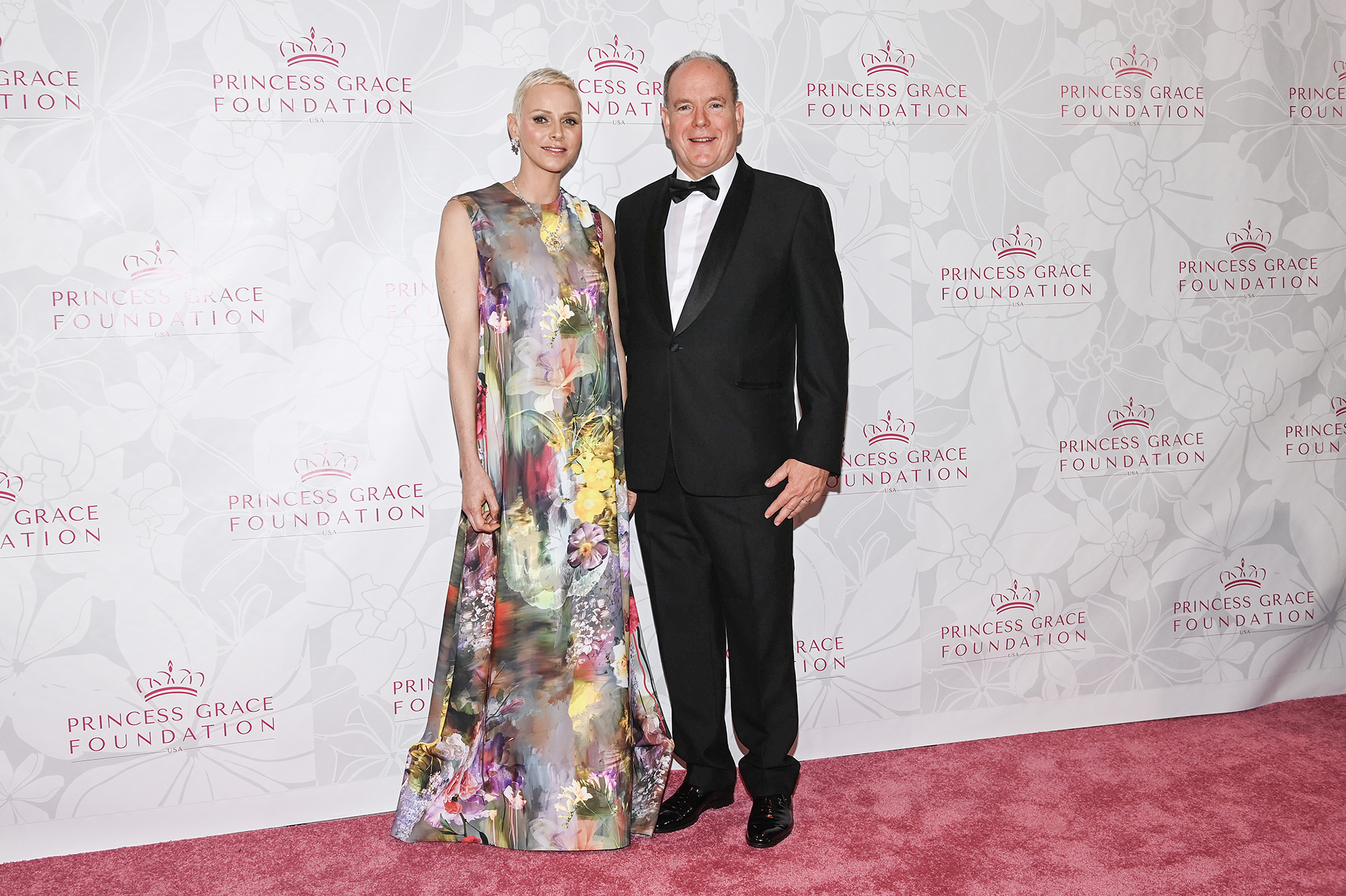 Princesa Charlene usa colar com diamante rosa raro