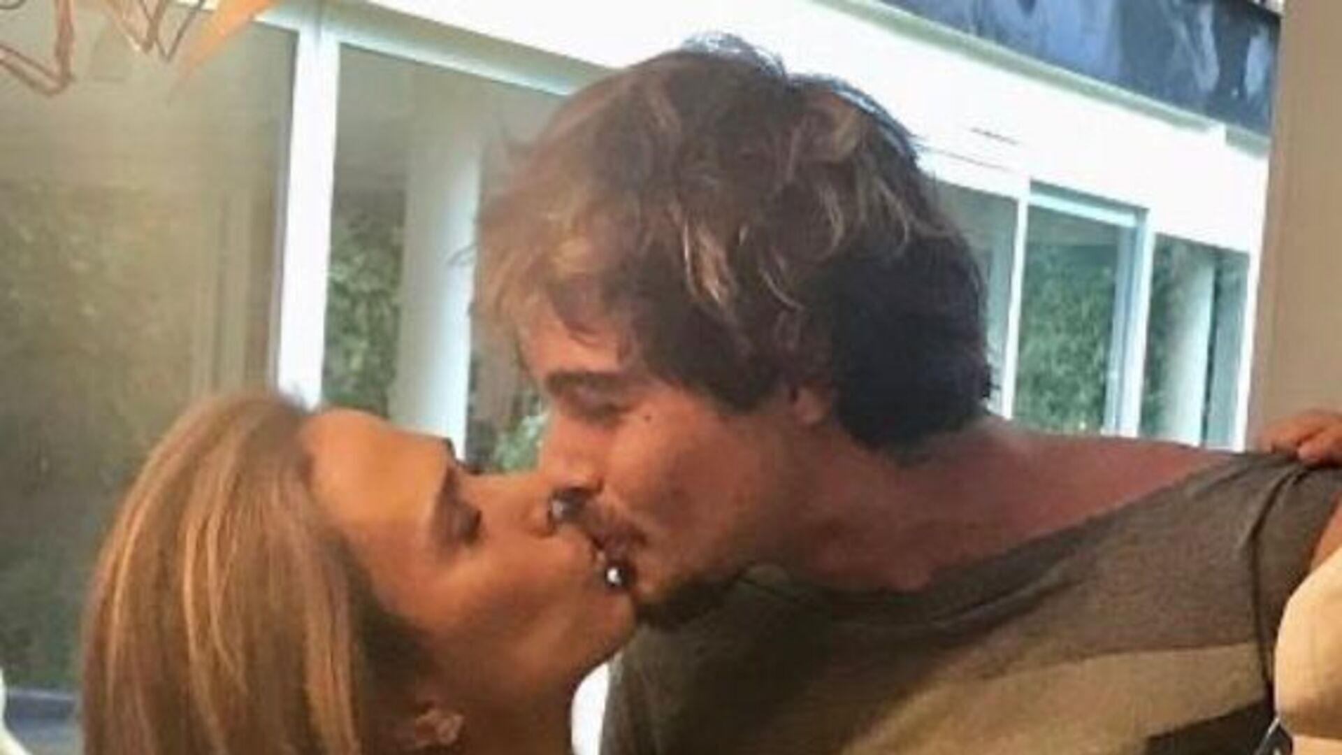 Tata Werneck aparece beijando o marido Rafael Vitti em foto com a filha Clara Maria
