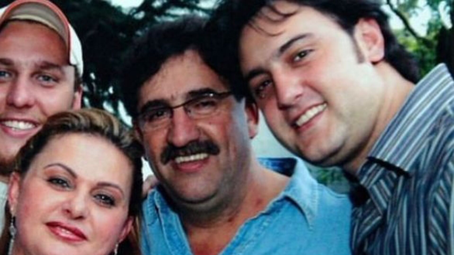 Ratinho compartilha foto rara ao lado da esposa e dos três filhos