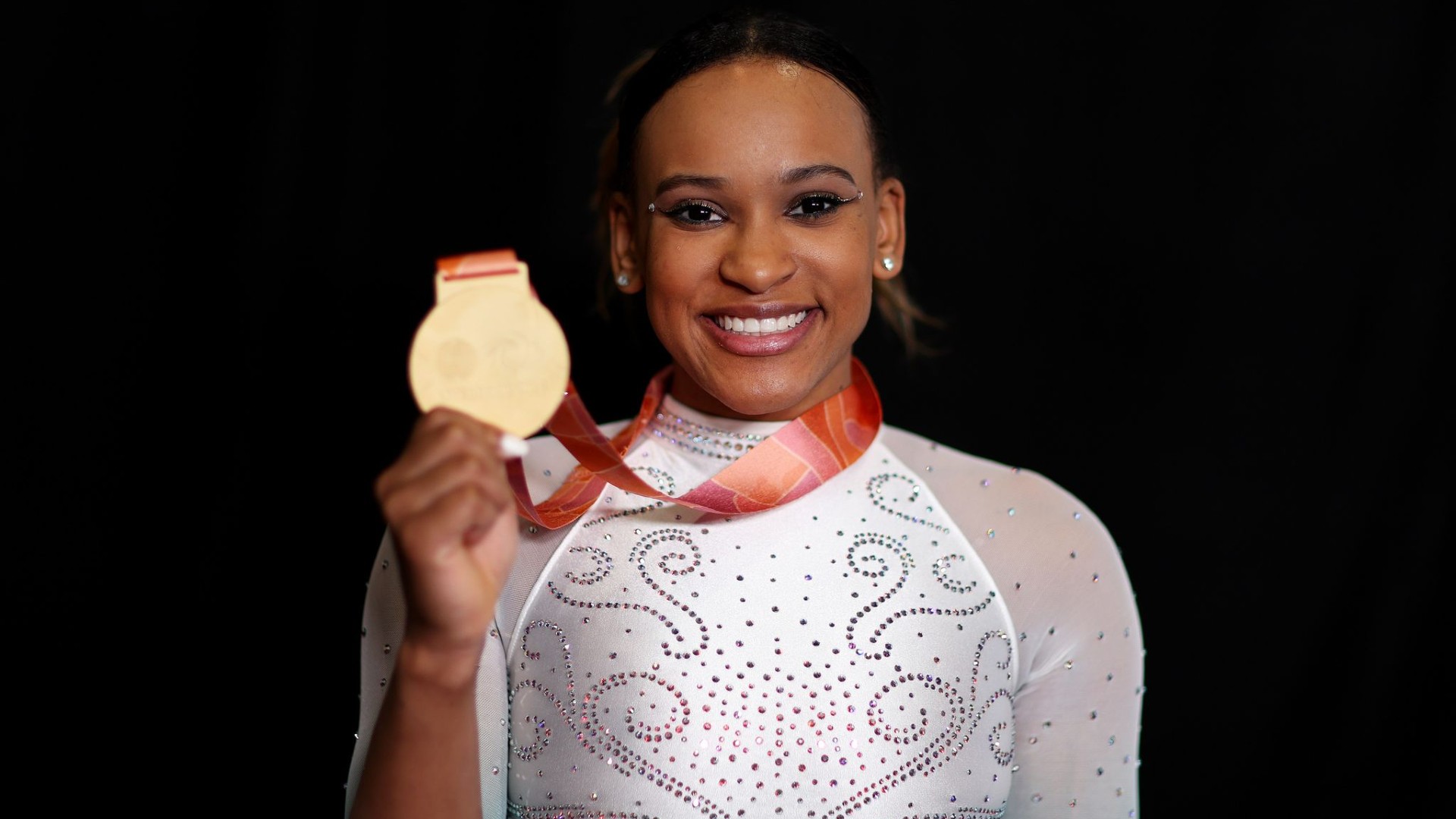 Rebeca Andrade utiliza tendência atual de maquiagem durante campeonato mundial na Inglaterra