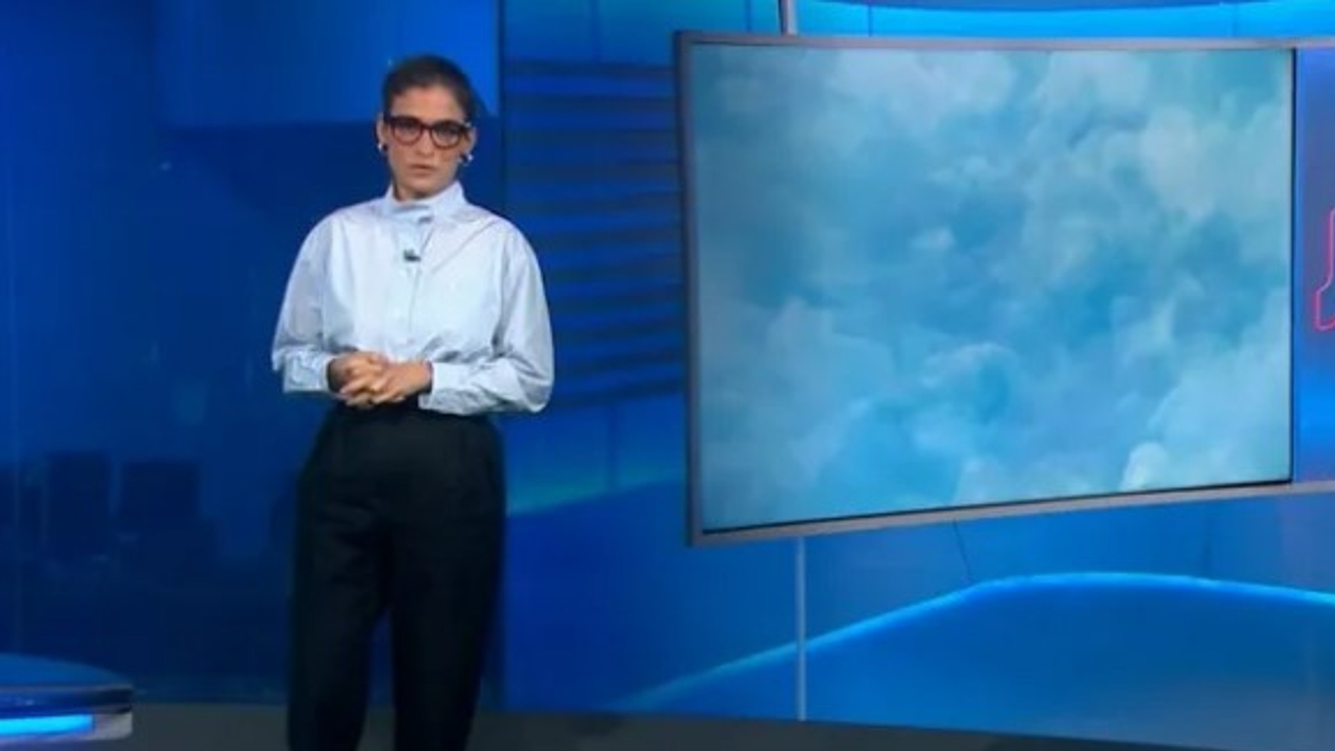 Renata Vasconcellos quebra protocolo e usa item inusitado para apresentar JN