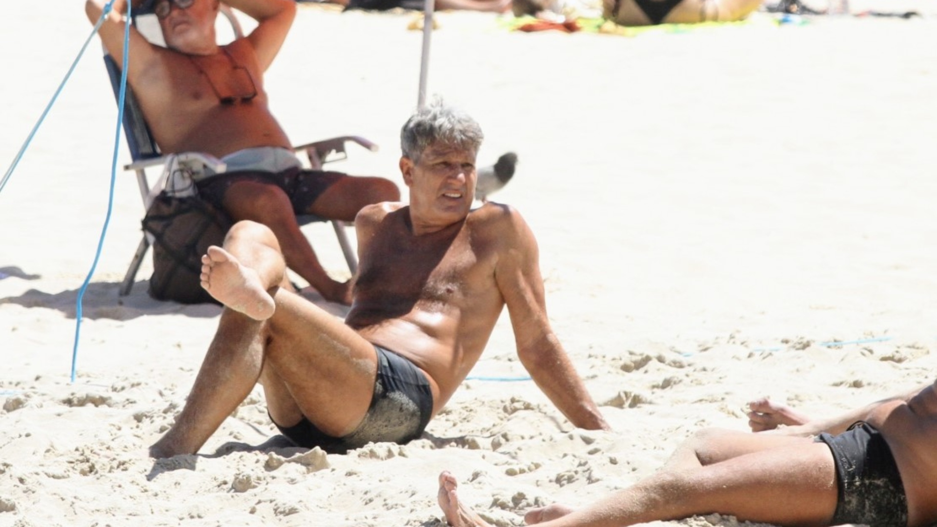 Renato Gaúcho curte dia de praia para manter a forma física em dia