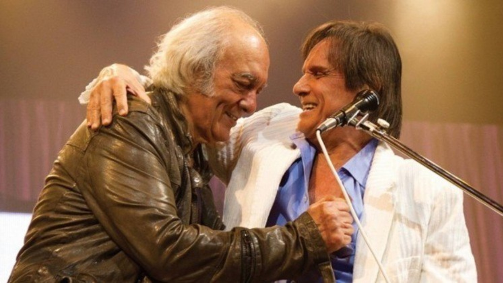 Roberto Carlos desabafa ao prestar homenagem a Erasmo Carlos: “Minha dor é muito grande”