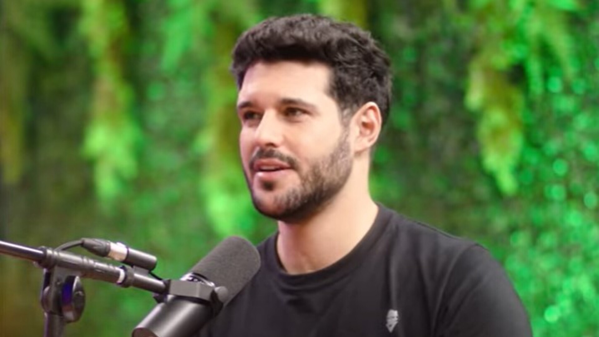 Mistério resolvido! Colunista aponta quem foi para quarto sensual com Rodrigo Mussi