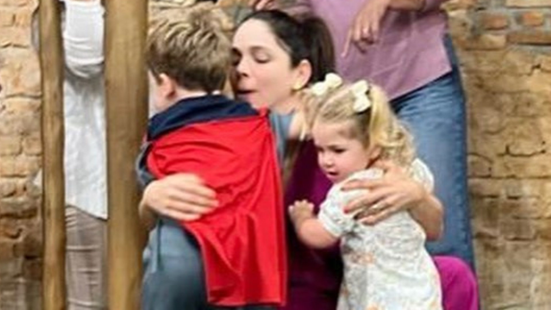 Após viagem, Sabrina Petraglia mostra reencontro com os filhos: “Estava morrendo de saudades”