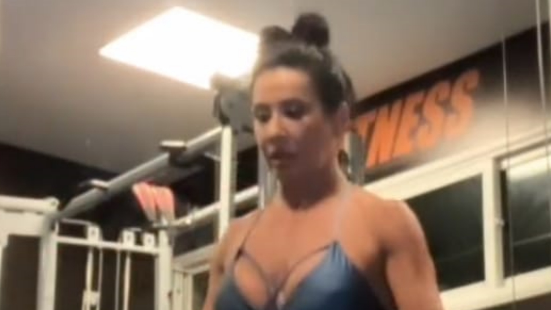Com look fitness, Scheila Carvalho esbanja silhueta impecável durante treino: “Foca no resultado”