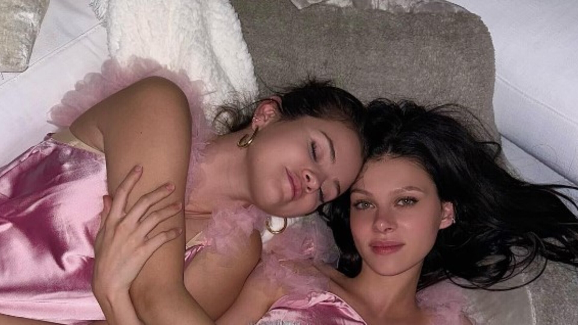 Selena Gomez tem noite do pijama ao lado de Nicola Peltz, esposa de Brooklyn Beckham