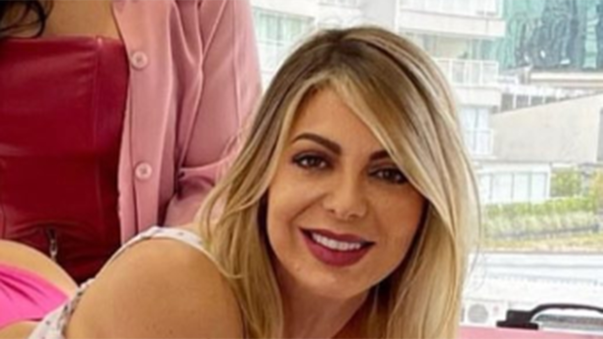 Sheila Mello empina o bumbum ao fazer tratamento na região