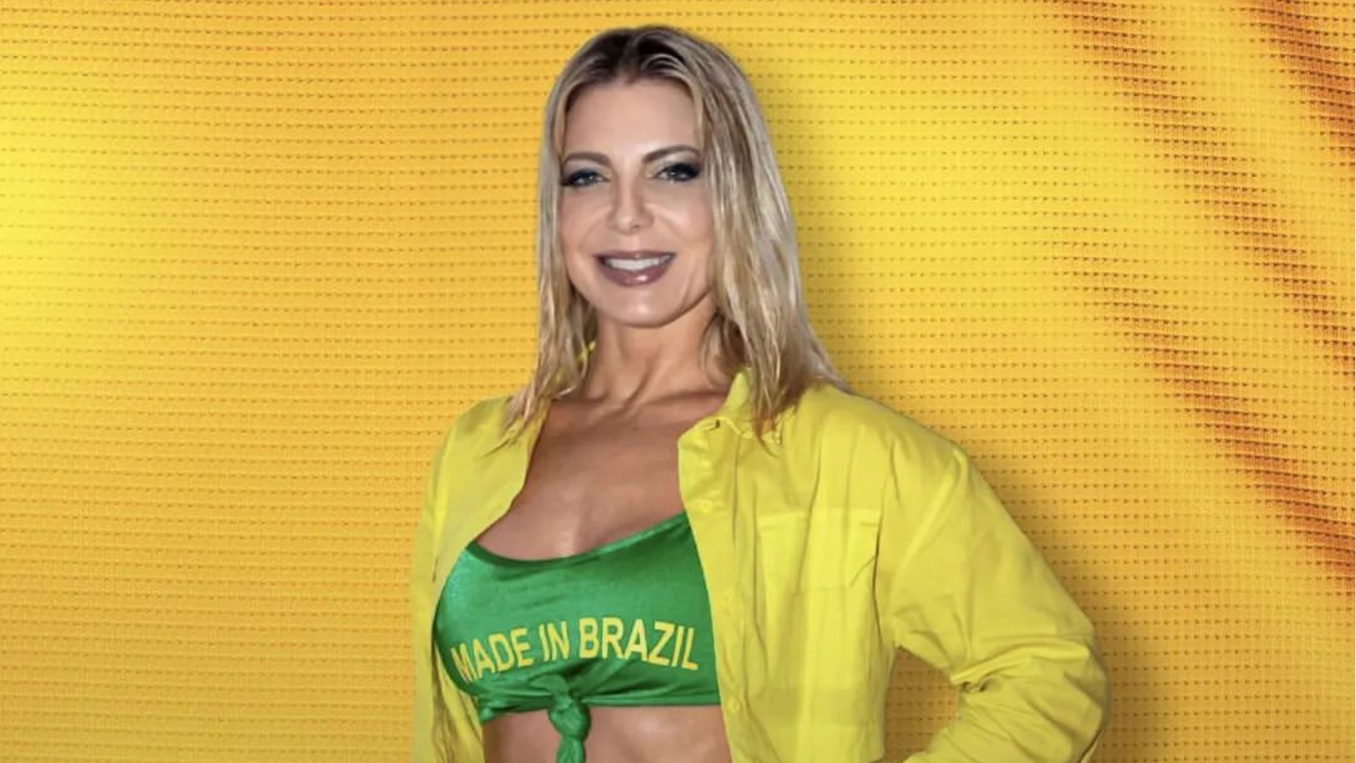 De camiseta amarrada, Sheila Mello ostenta barriga trincada em look da Copa: ”Musa”