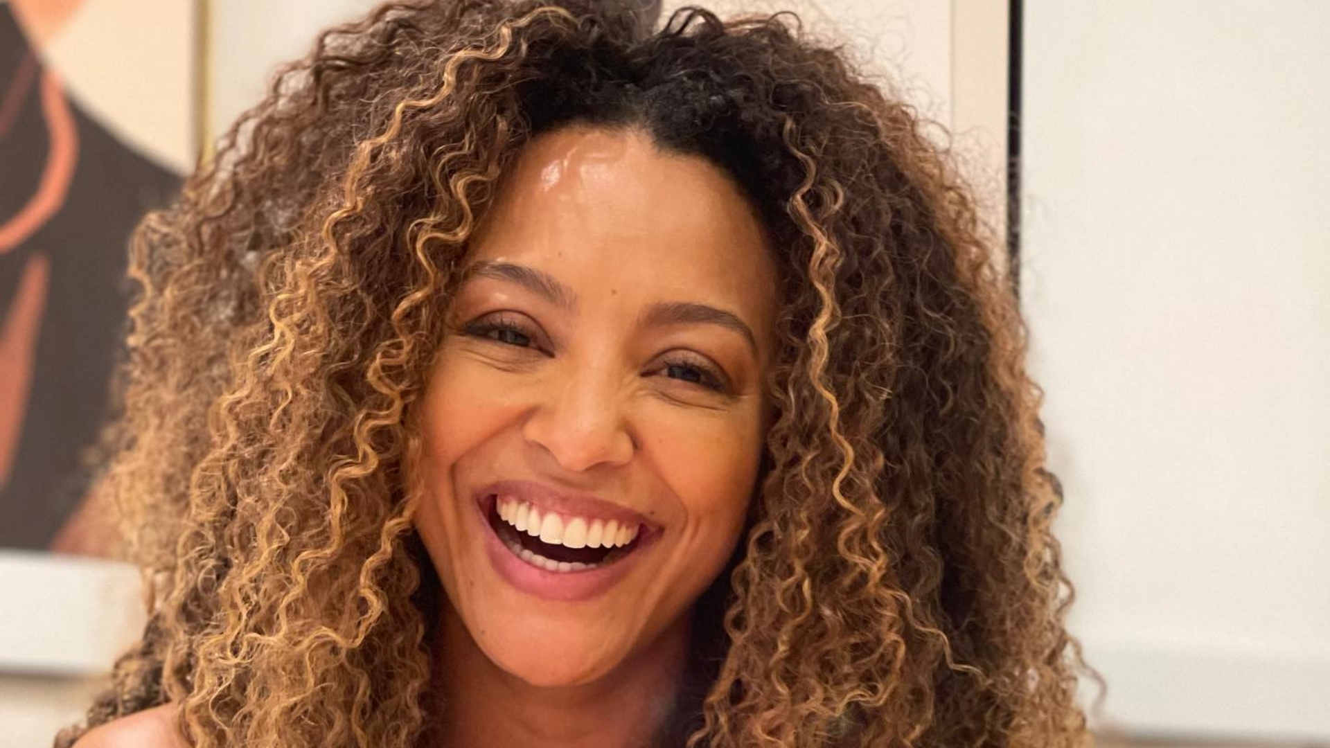 Sorridente, Sheron Menezzes reflete sobre os 39 anos: “Comemoro a mulher que construí”