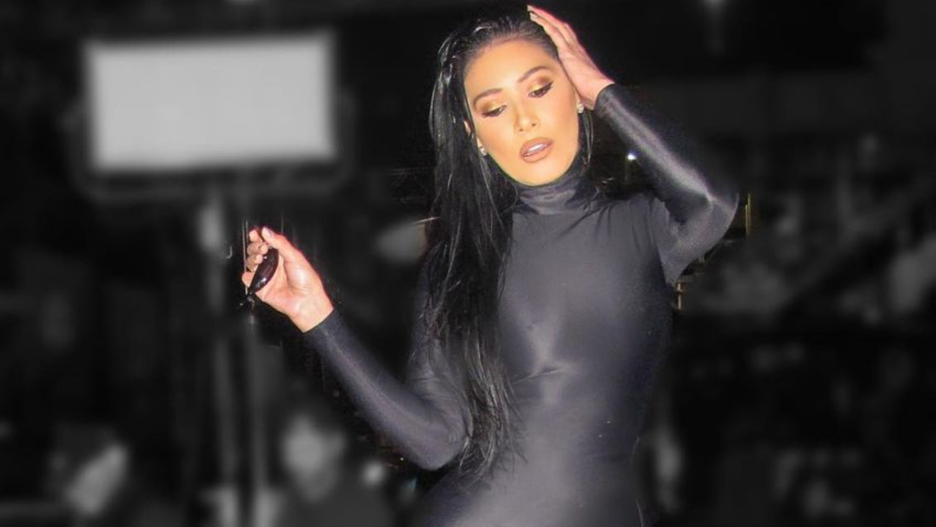 Com fenda na virilha, Simaria Mendes surge arrasadora Grammy Latino