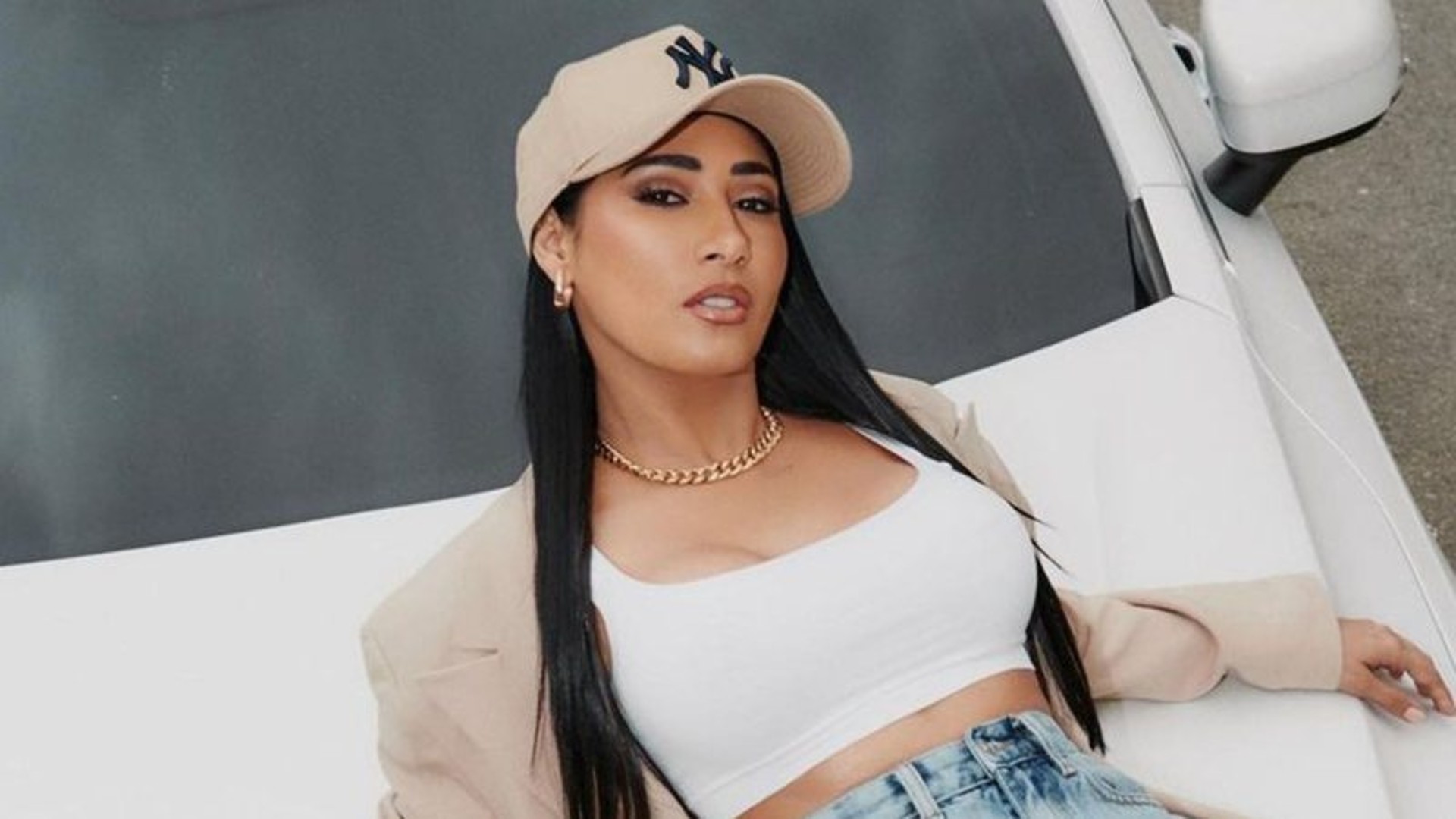 Simaria usa calça jeans após uma série de fotos com biquíni e faz piada: “Pronto, uma com roupa”