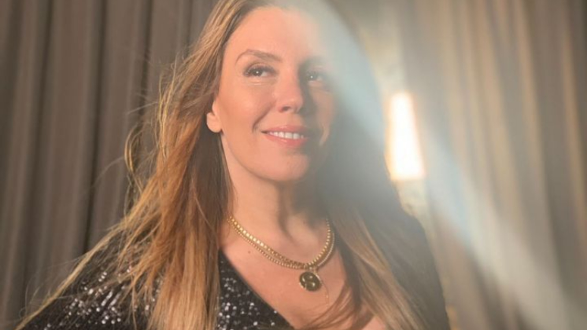 Simony exibe careca pela primeira vez desde o início do tratamento contra o câncer