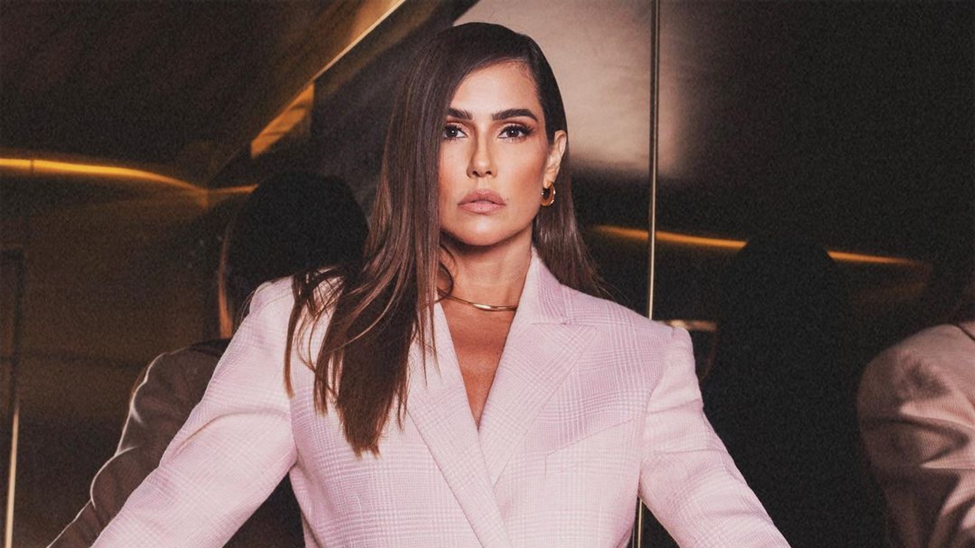Deborah Secco mostra como usar tons de rosa no look sem parecer infantil