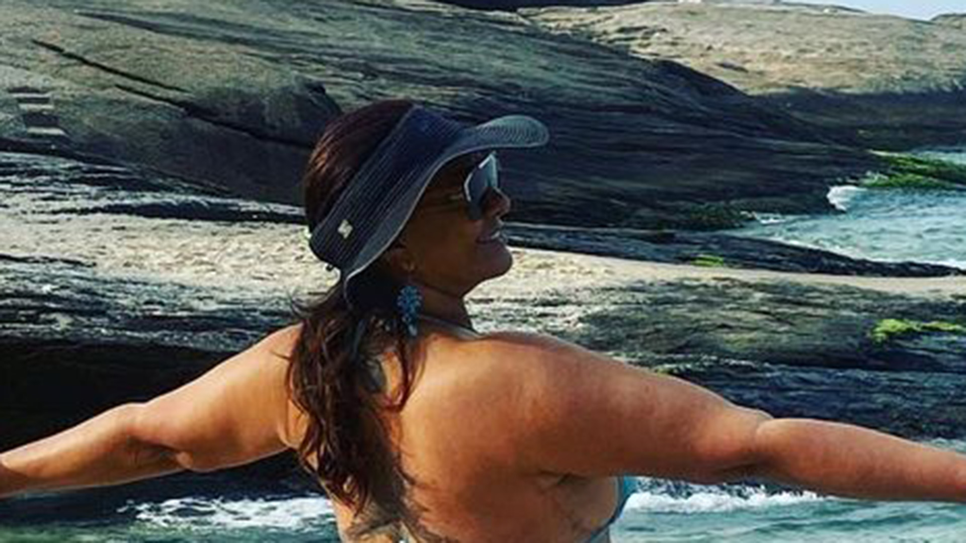 De biquíni fio-dental, Solange Couto arrasa em foto sem retoques