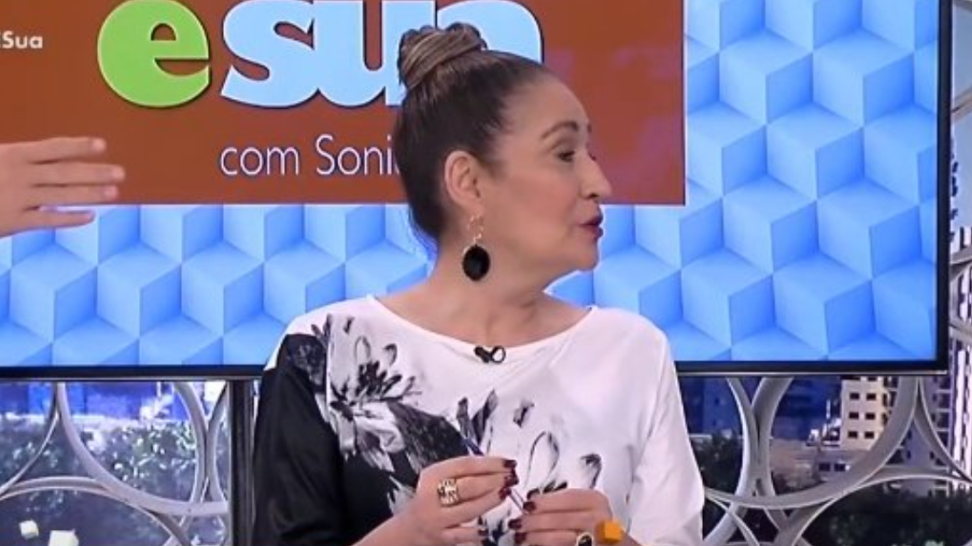 Sonia Abrão toma susto com estalo dentro do estúdio, que pegou fogo