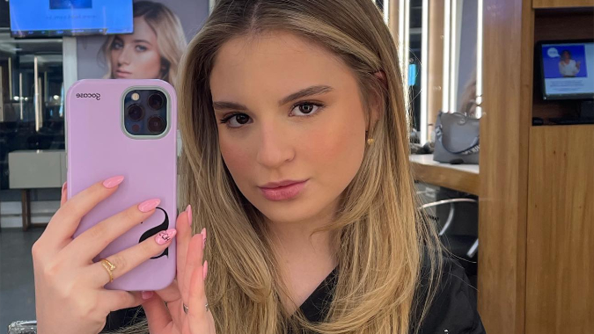 Sophia Valverde anuncia o fim do contrato com o SBT