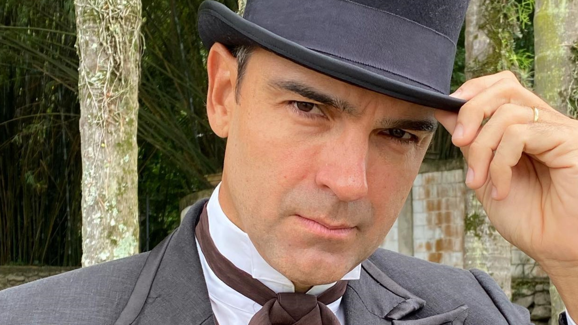 Tadeu Schmidt surge com roupas de época e faz mistério: “Duvido alguém adivinhar”