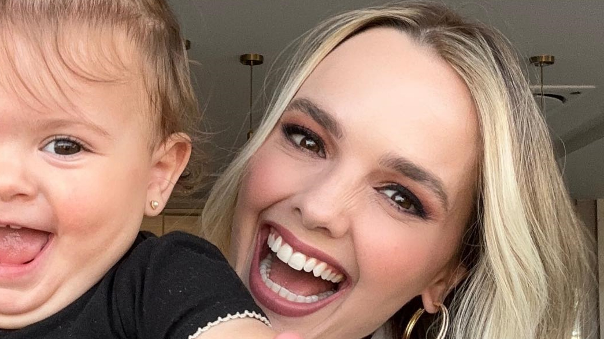 Thaeme Mariôto explode o fofurômetro ao surgir sorridente com a filha caçula: “Perfeita”