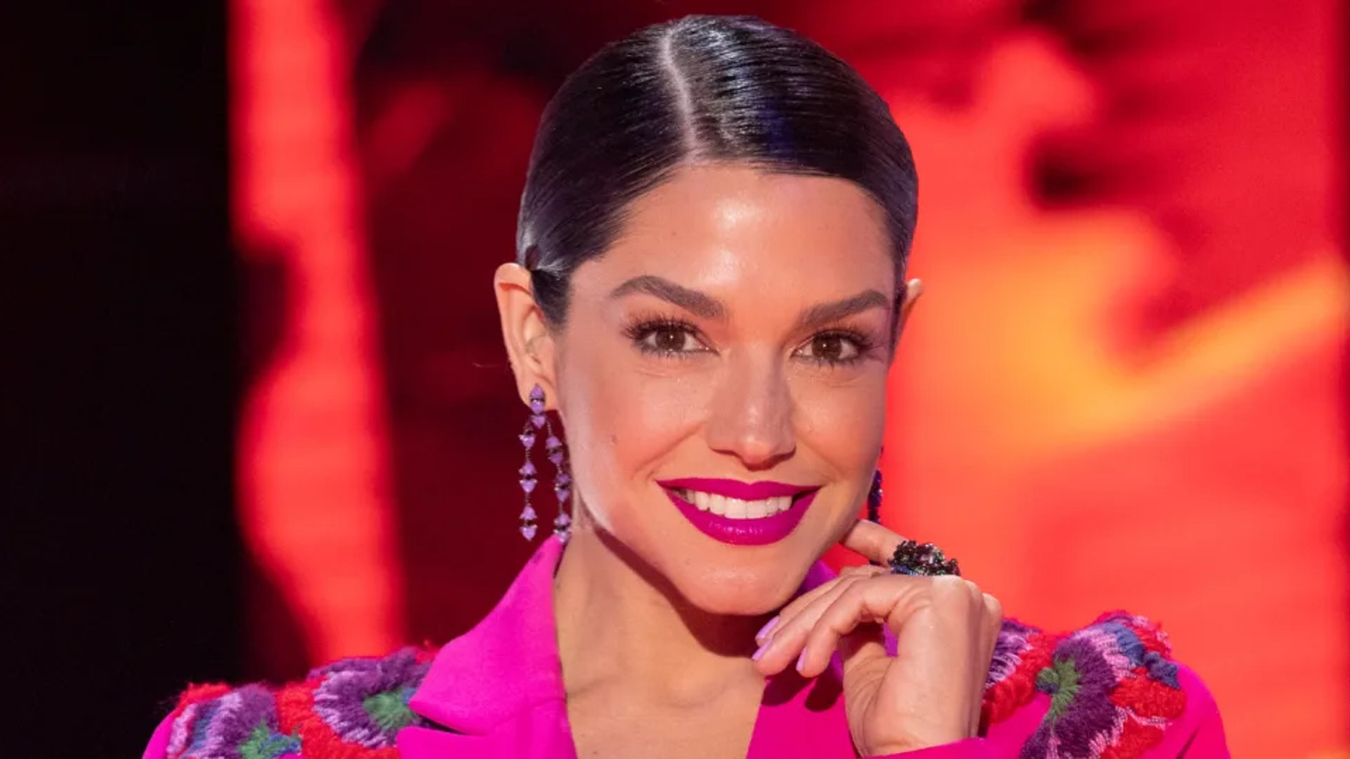 Thais Fersoza usa vestido que imita blazer e web reage: ‘Dormindo no formol’