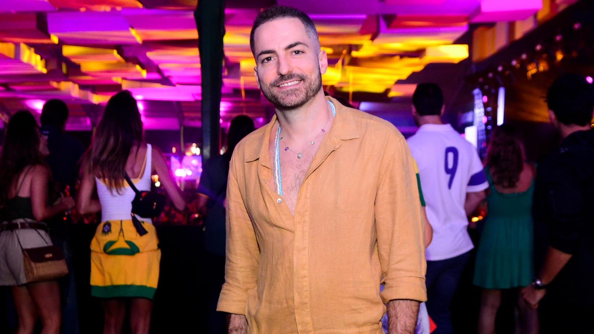 Thales Bretas é fotografado curtindo show do namorado Silva no Rio de Janeiro