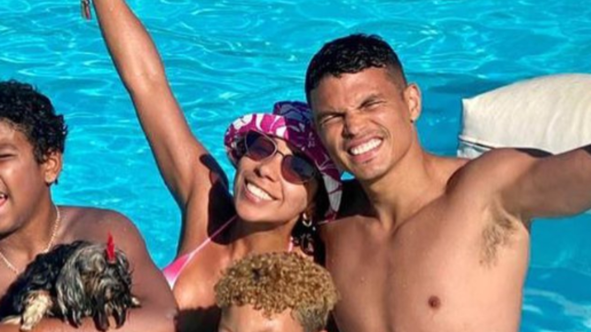 Thiago Silva, capitão da Seleção Brasileira, mostra caneleiras com rostos dos filhos para estreia na Copa do Mundo