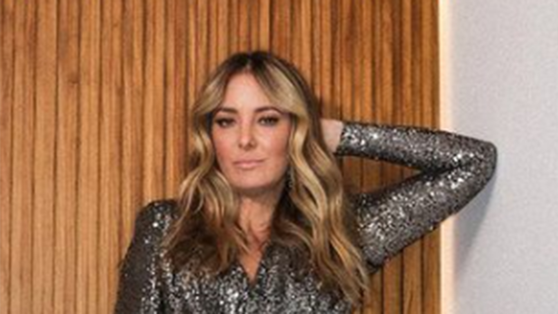 Ticiane Pinheiro arrasa ao usar saia com fenda profunda em look deslumbrante