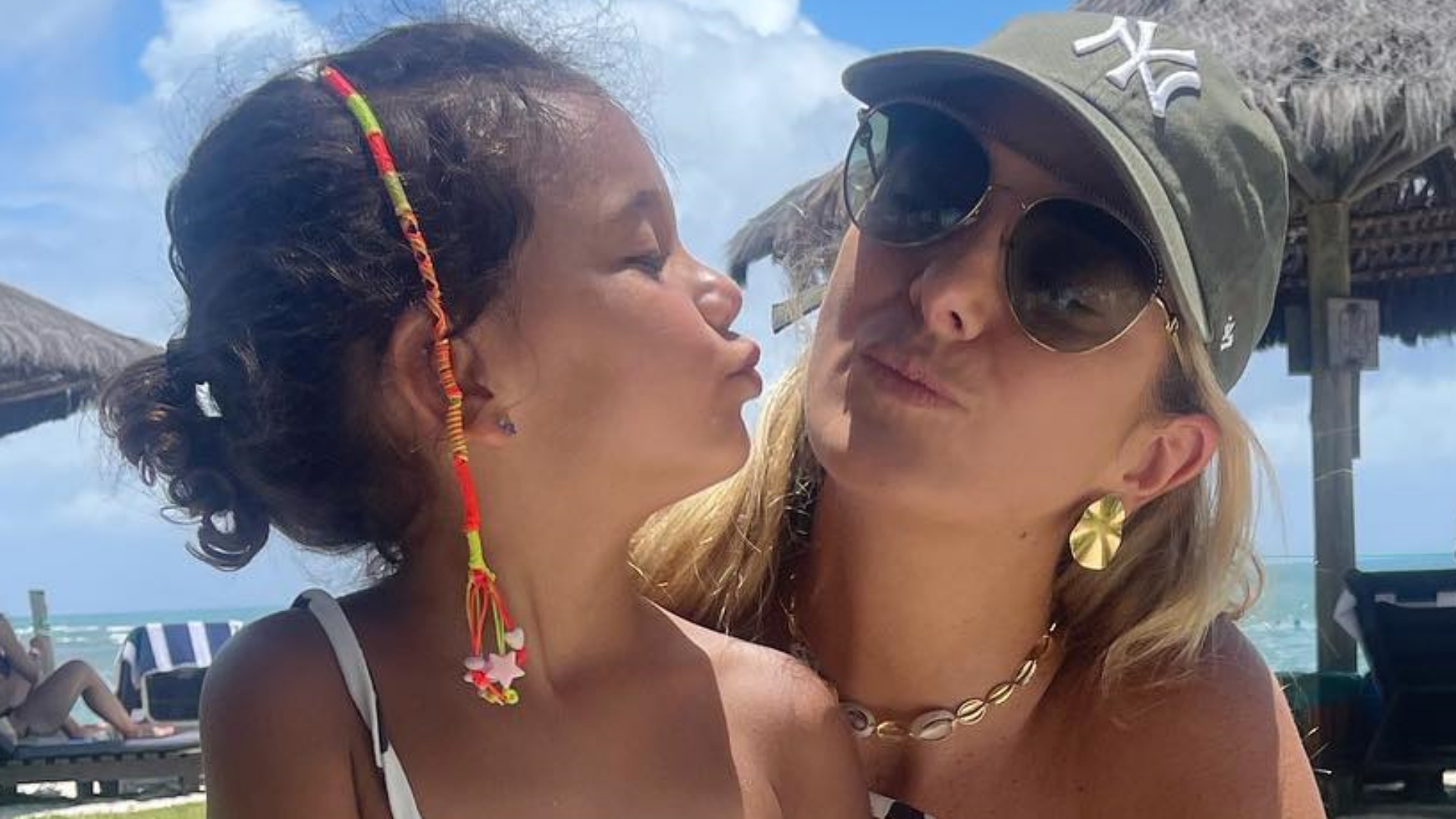 Na Bahia, Ticiane Pinheiro curte dia na praia com a filha caçula: “Sol, mar e muito amor”