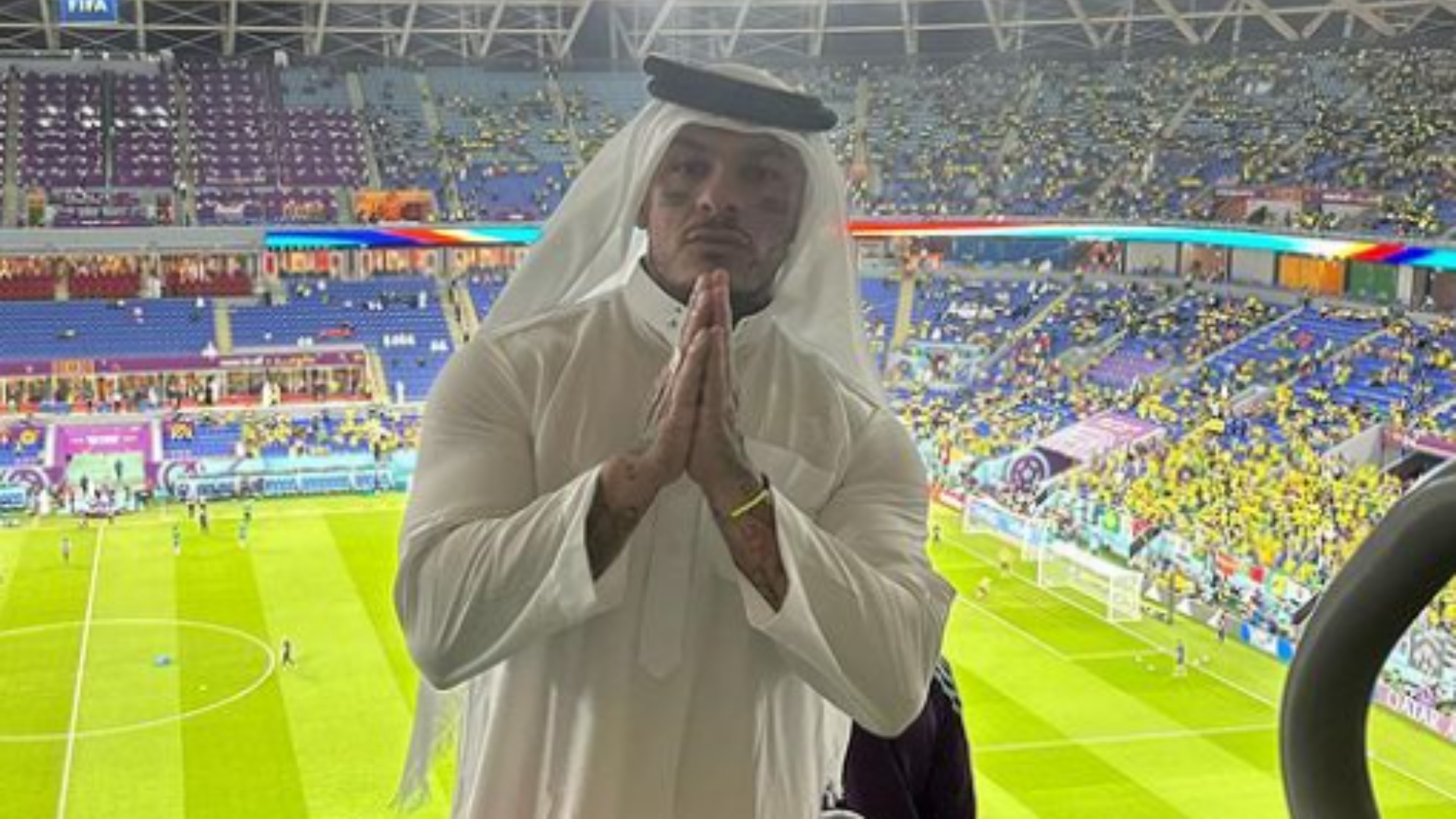 Influenciador é obrigado a tirar pulseira LGBTQIA+ para entrar em estádio no Catar