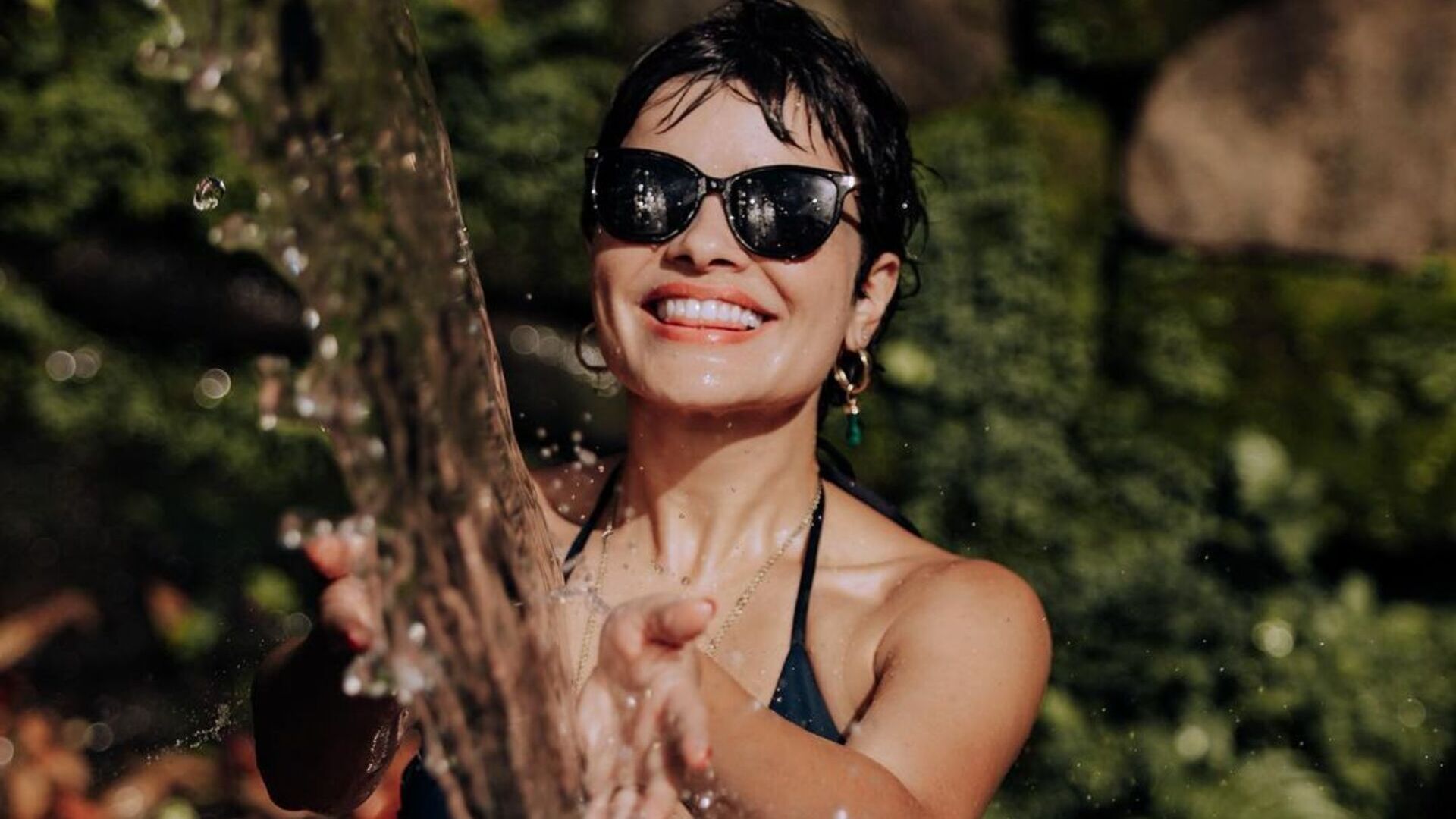 De biquíni, Vanessa Giácomo surge deslumbrante tomando banho ao ar livre: ”Que gata”