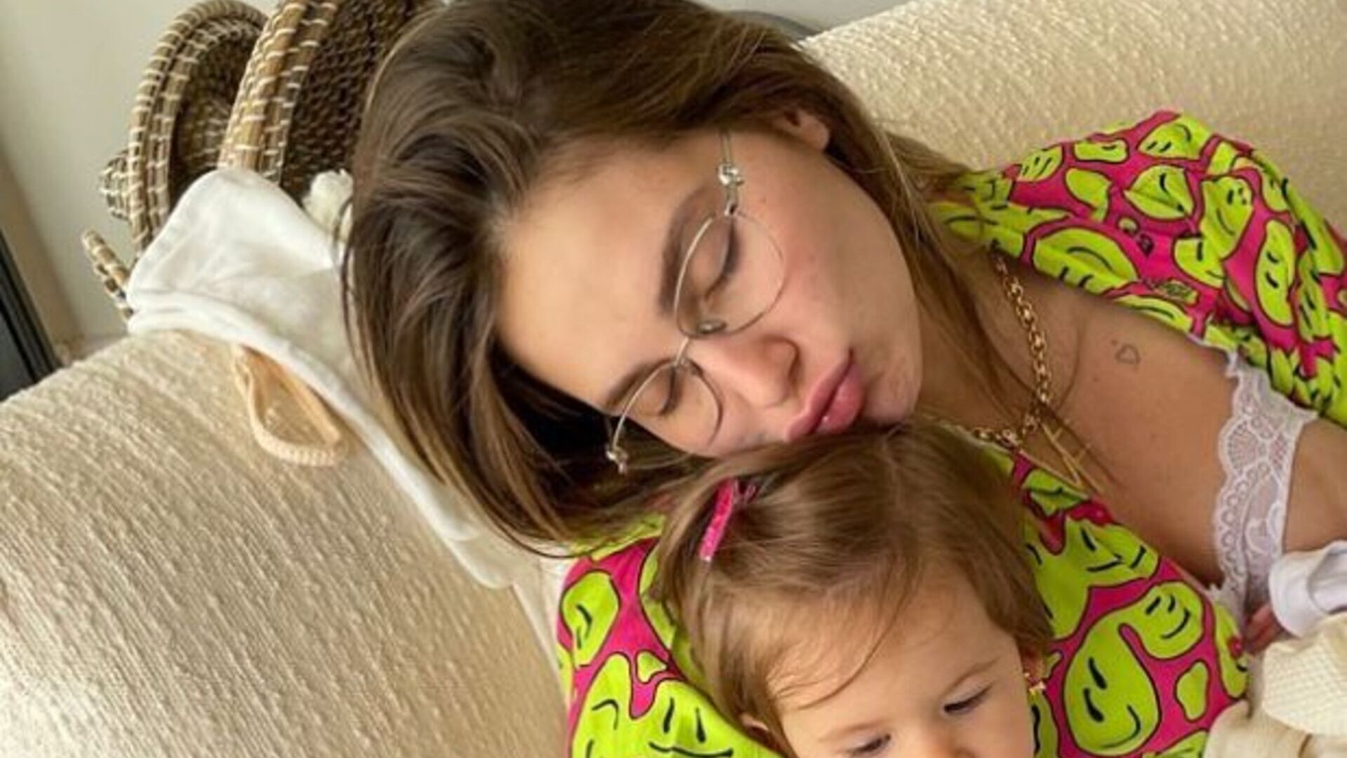 Virginia Fonseca surge amamentando a filha caçula Maria Flor em foto ao lado da primogênita Maria Alice