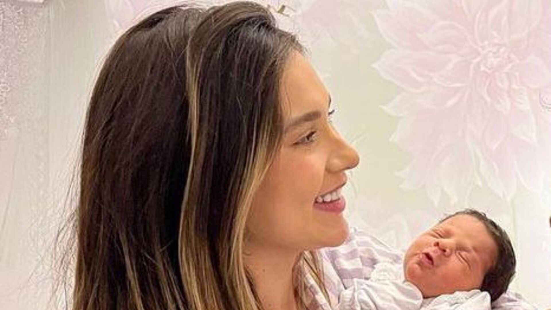 Virginia Fonseca faz desabafo sobre amamentação da segunda filha: “Me cobrando”