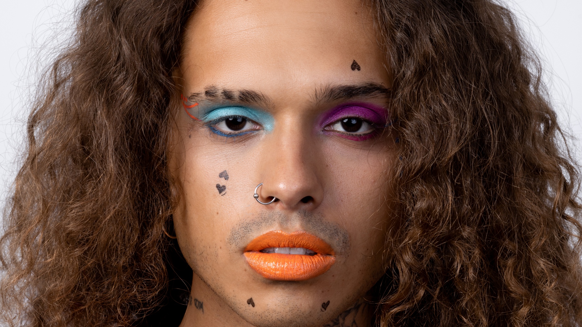Vitão dá detalhes sobre estética de palhaço por trás de seu novo clipe ‘Só Pra Te Falar’