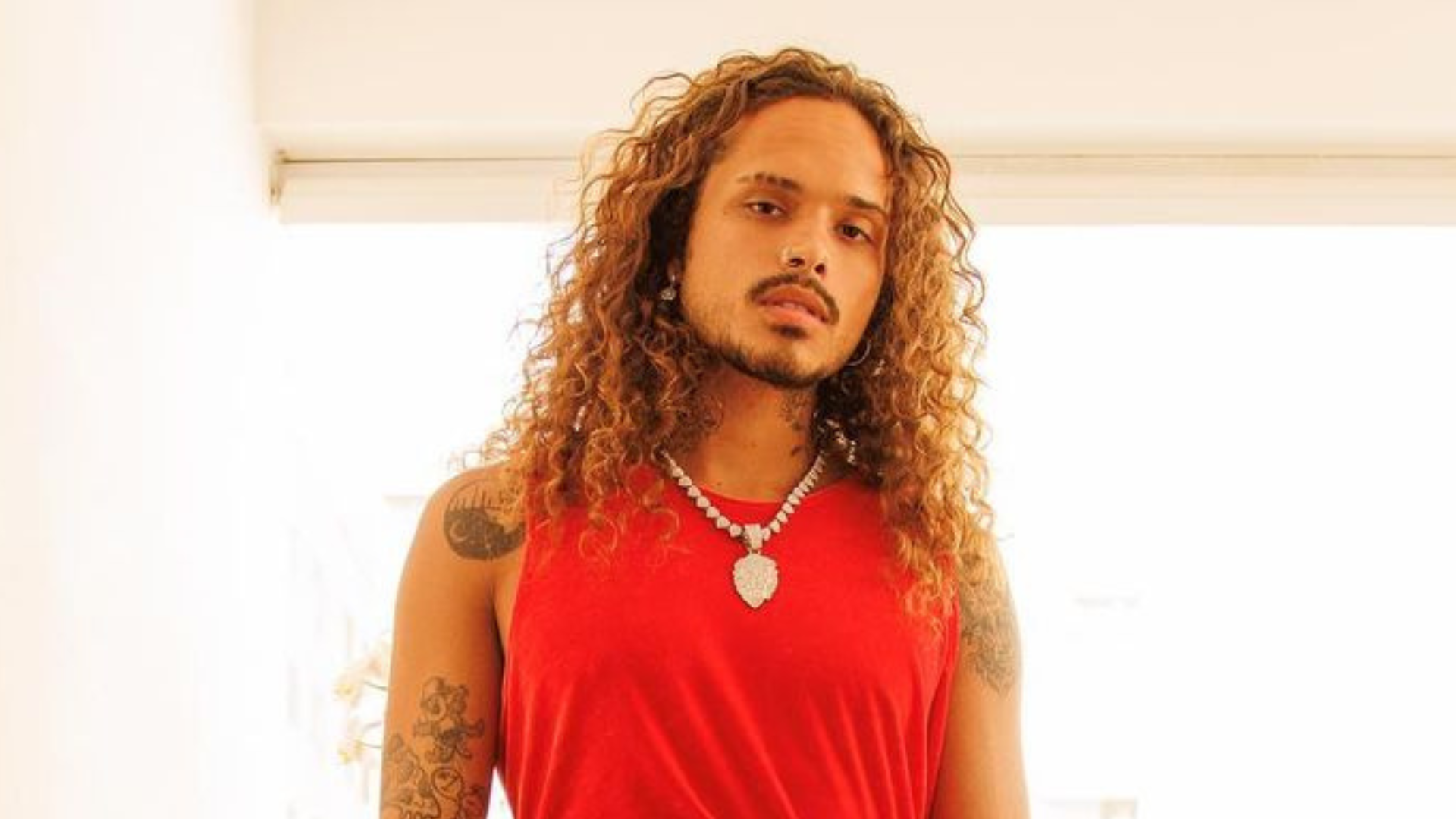 Vitão escolhe visual inovador para SPFW e aparece com vestido longo vermelho