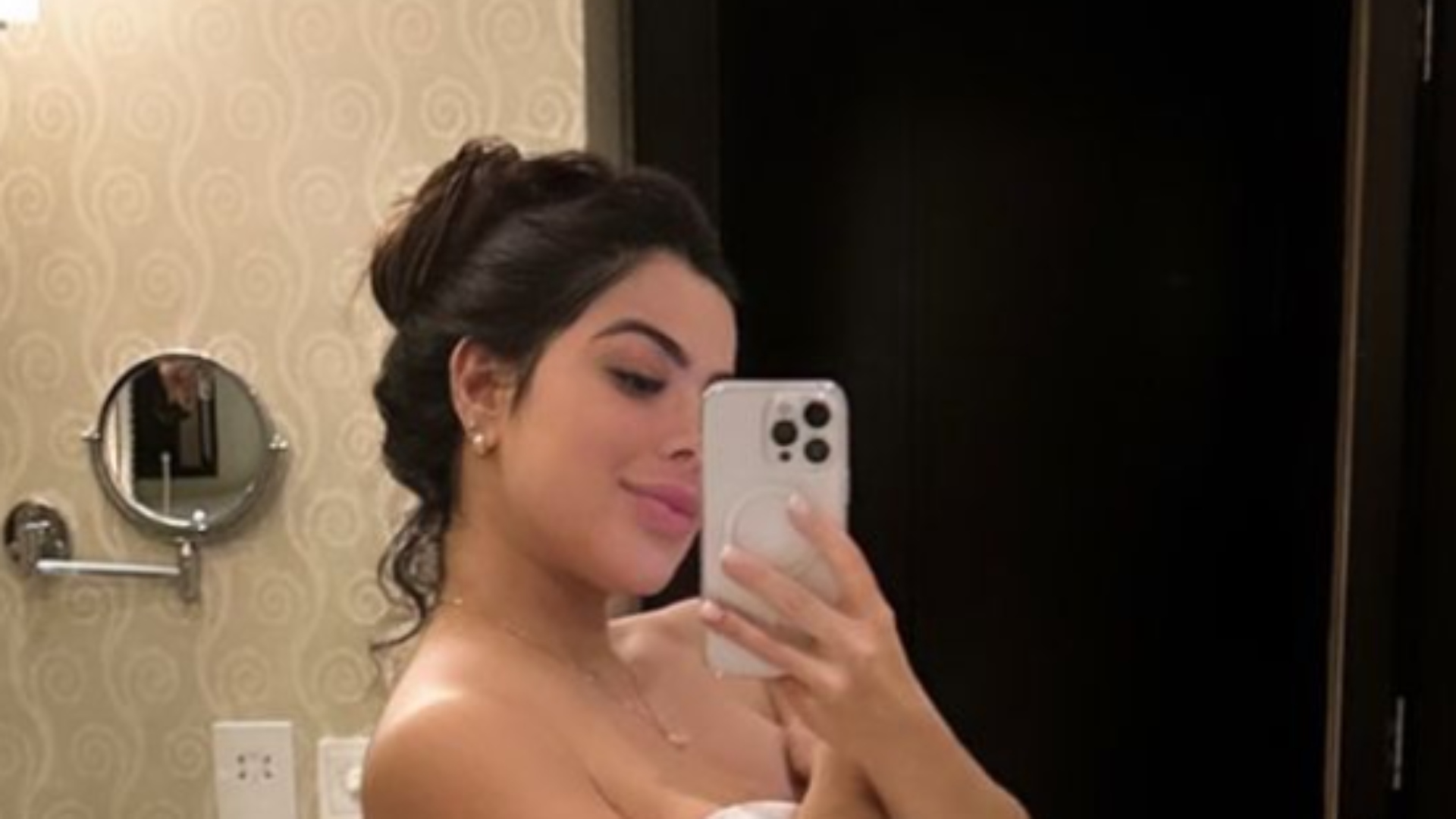 Esposa de Alex Telles posa exibindo barriga de grávida no Catar
