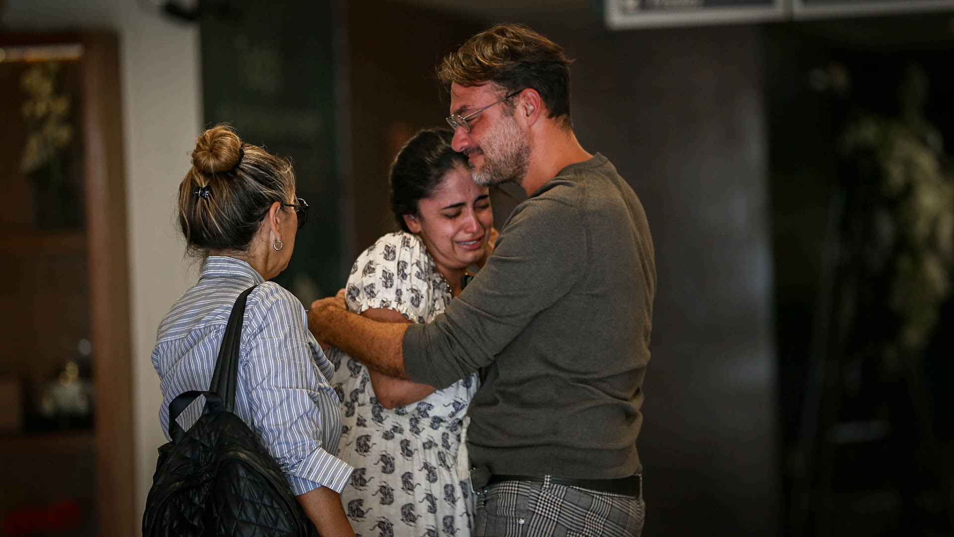 Viúva de Erasmo Carlos é amparada pela família no velório do cantor