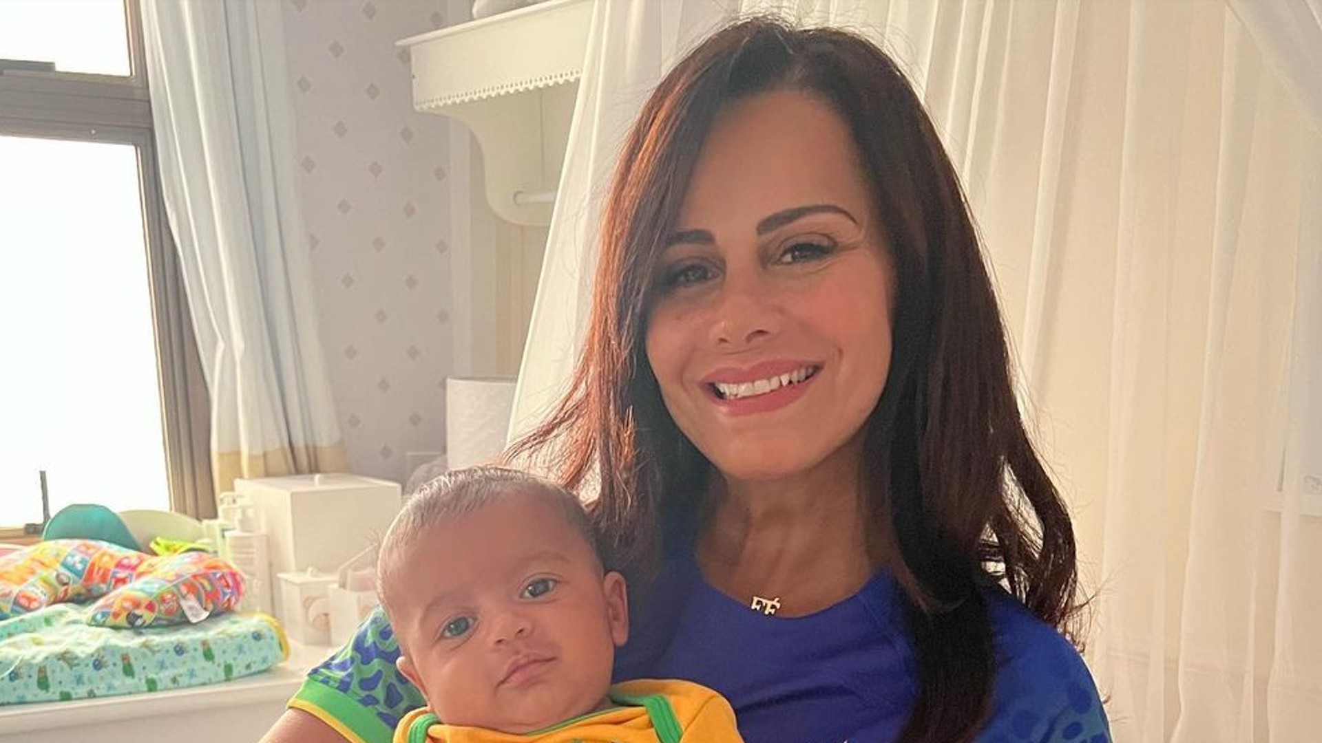 Viviane Araújo mostra o look do filho para apoiar a Seleção Brasileira no jogo contra a Sérvia