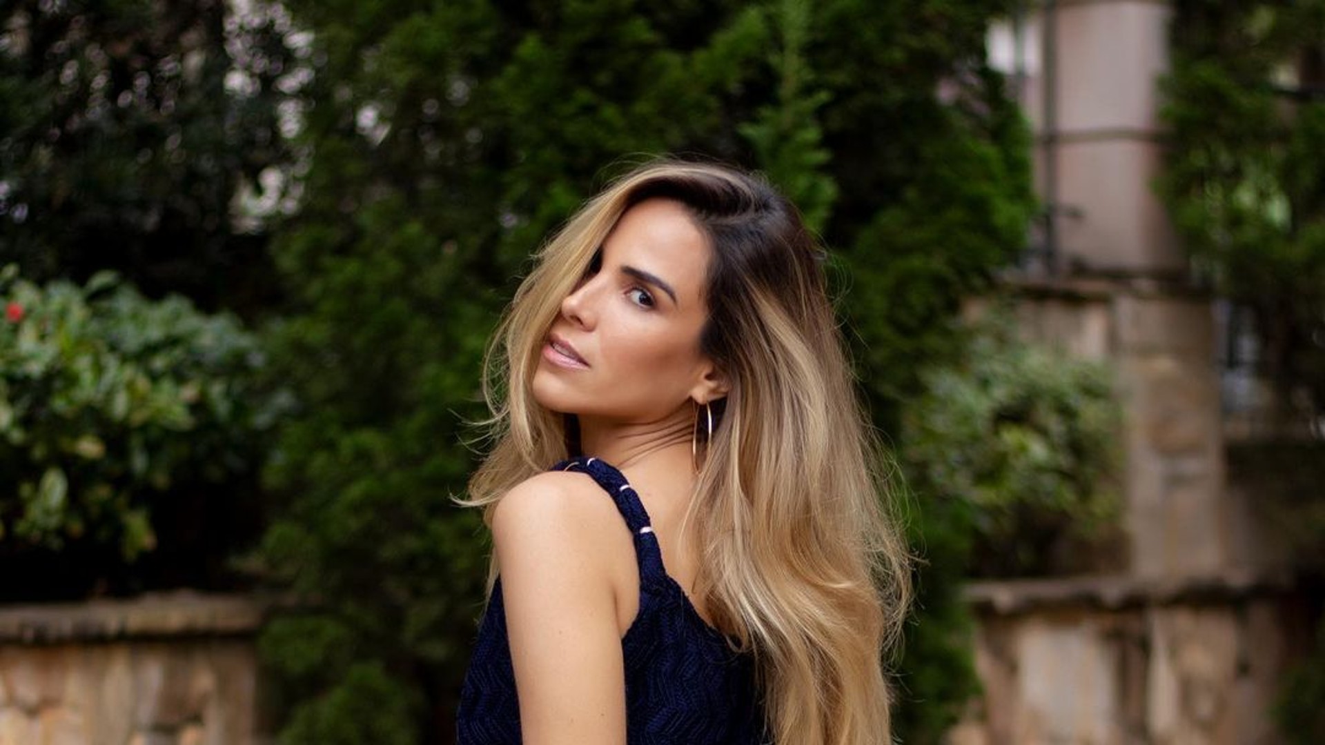 Wanessa Camargo esbanja elegância ao posar com vestido azul-marinho cheio de transparência