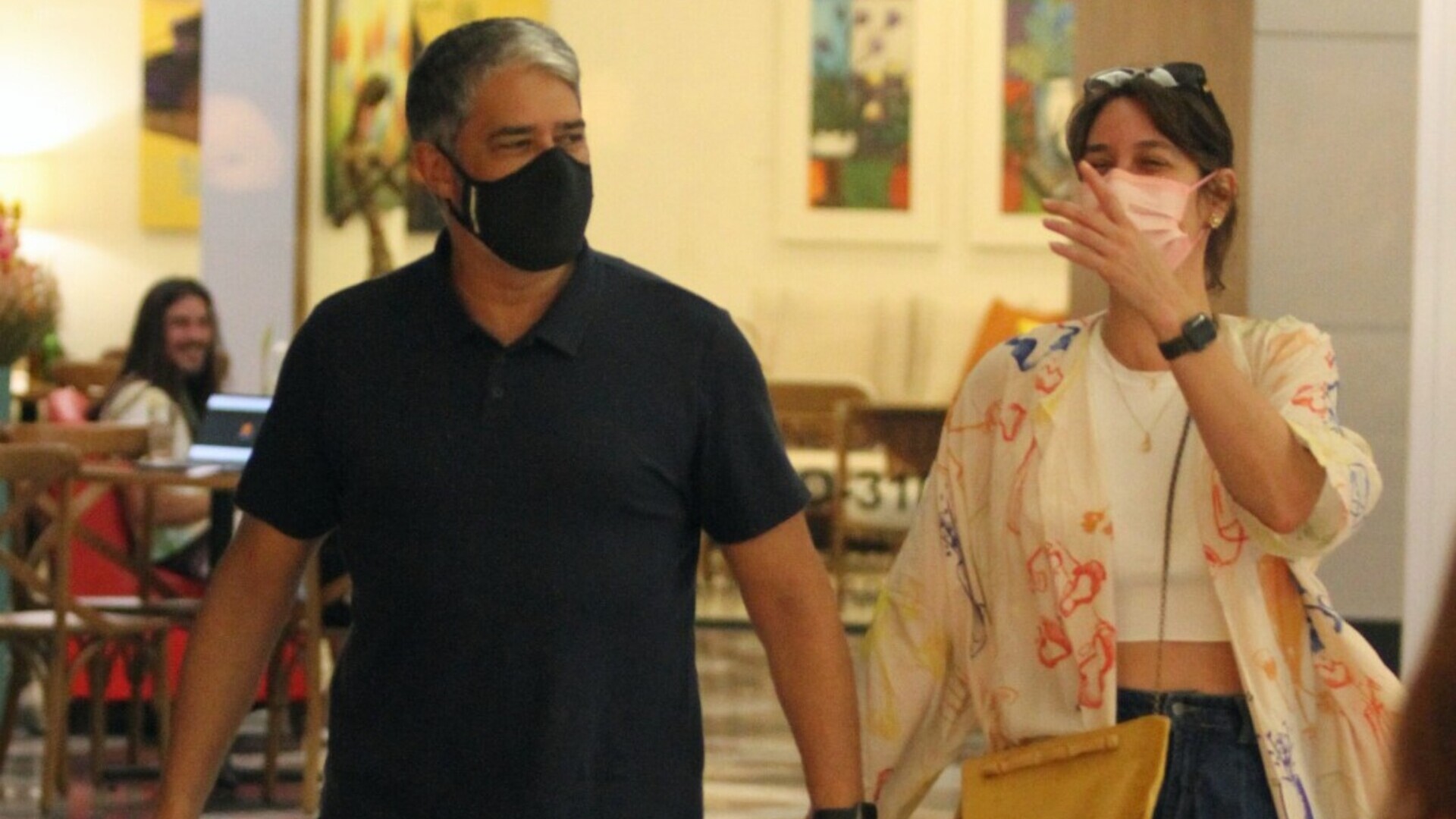 William Bonner e a esposa Natasha Dantas curtem almoço em shopping no Rio de Janeiro