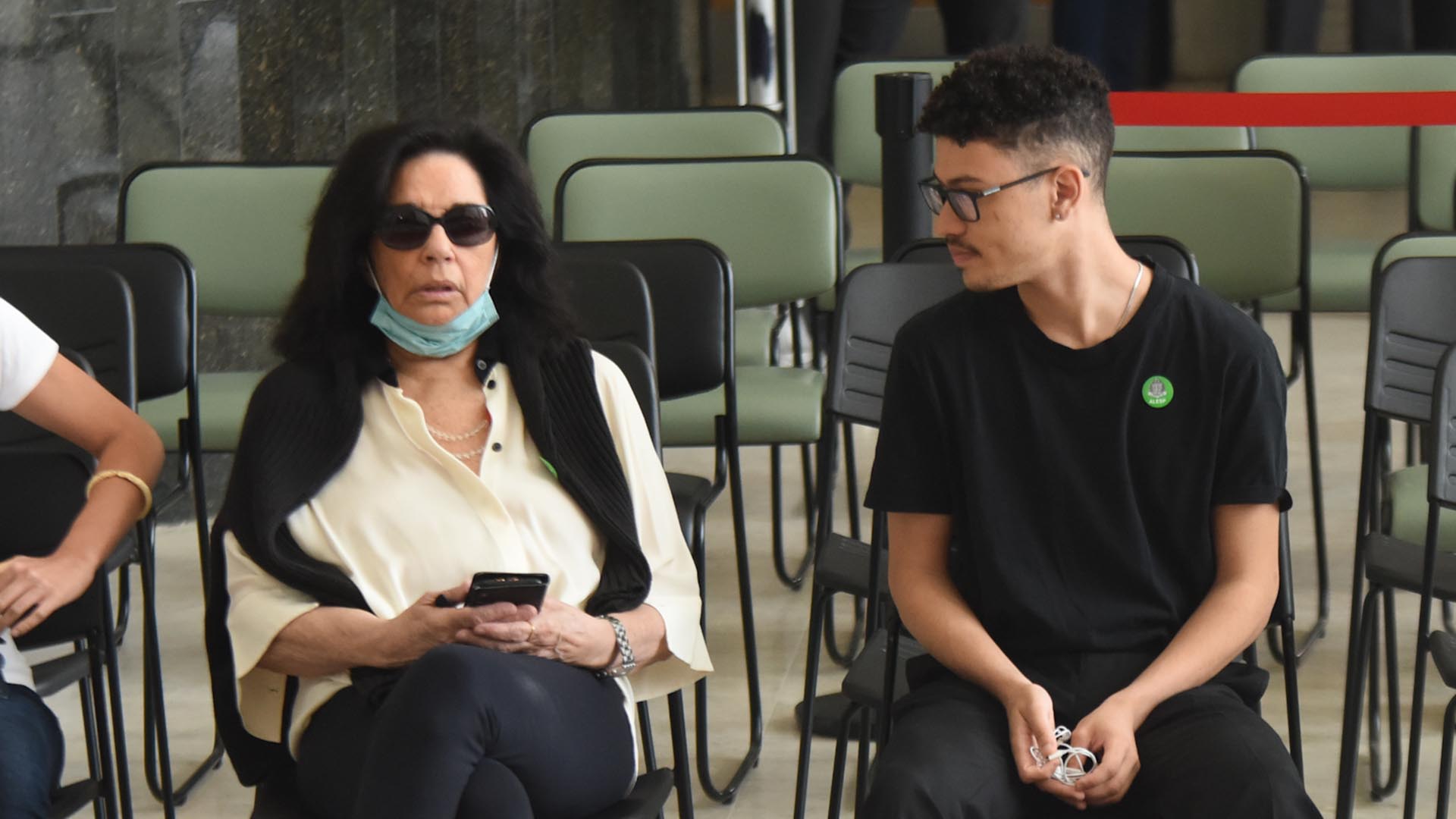 Companheira e filho de Gal Costa dão o último adeus para a cantora durante o velório