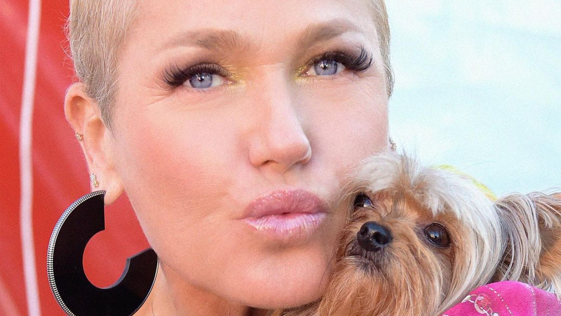 Xuxa responde críticas por mimar sua cachorrinha: “Idiotas”